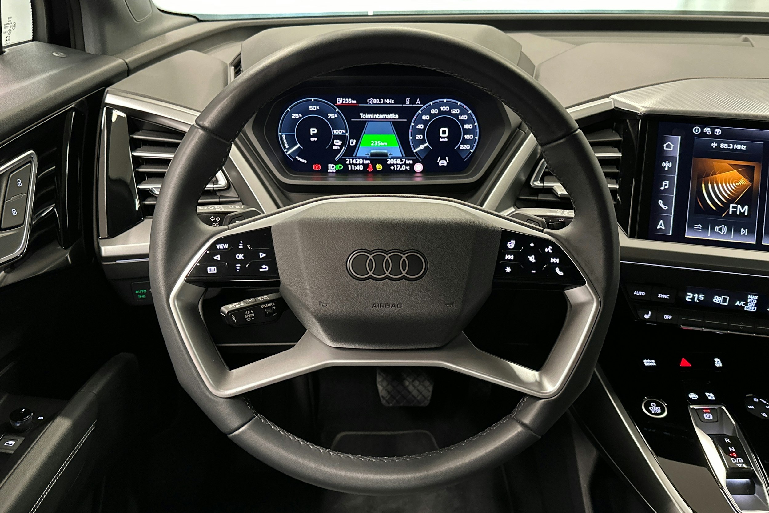musta Audi Q4 e-tron 2024 kuva 16.