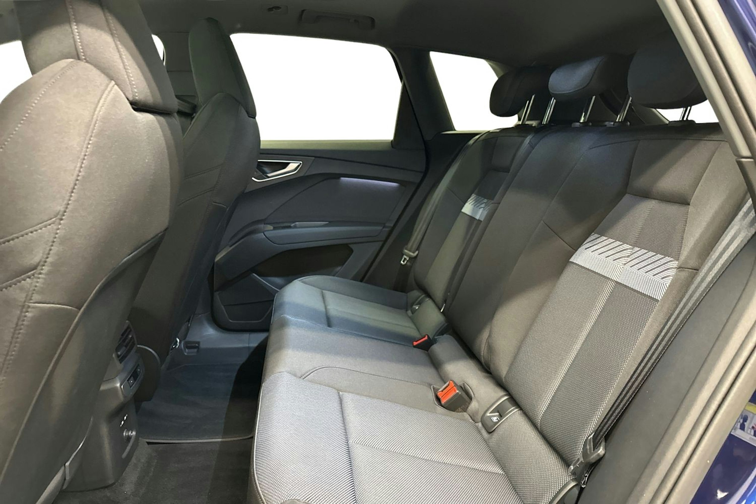 sininen Audi Q4 e-tron 2024 kuva 10.