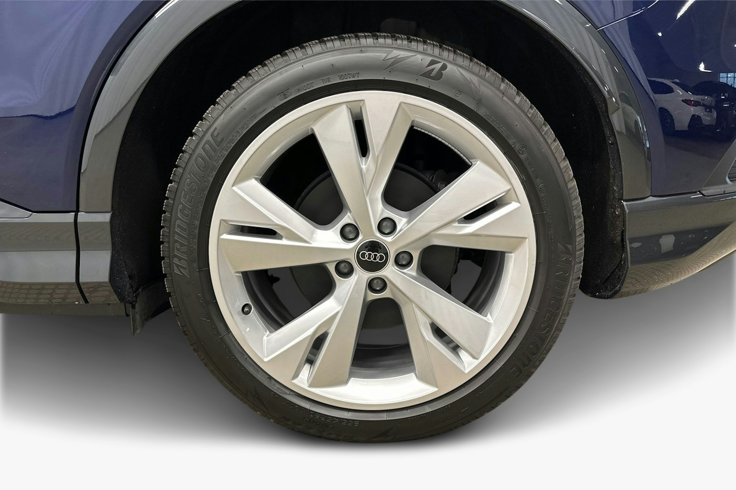 sininen Audi Q4 e-tron 2024 kuva 11.