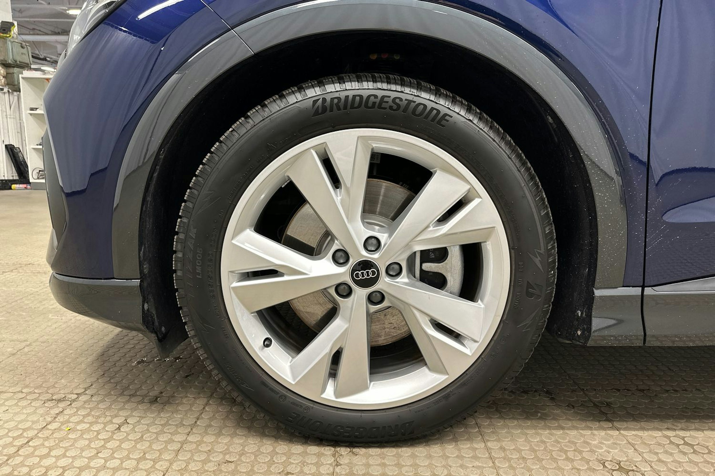 sininen Audi Q4 e-tron 2024 kuva 12.