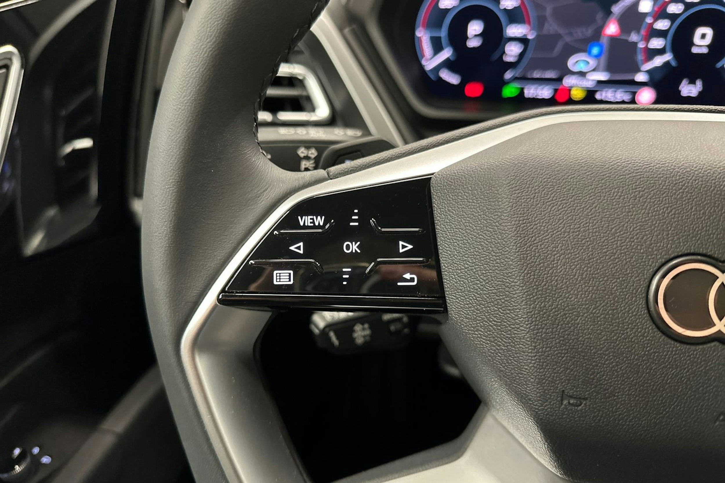 sininen Audi Q4 e-tron 2024 kuva 13.