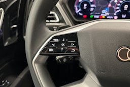 sininen Audi Q4 e-tron 2024 kuva 13.