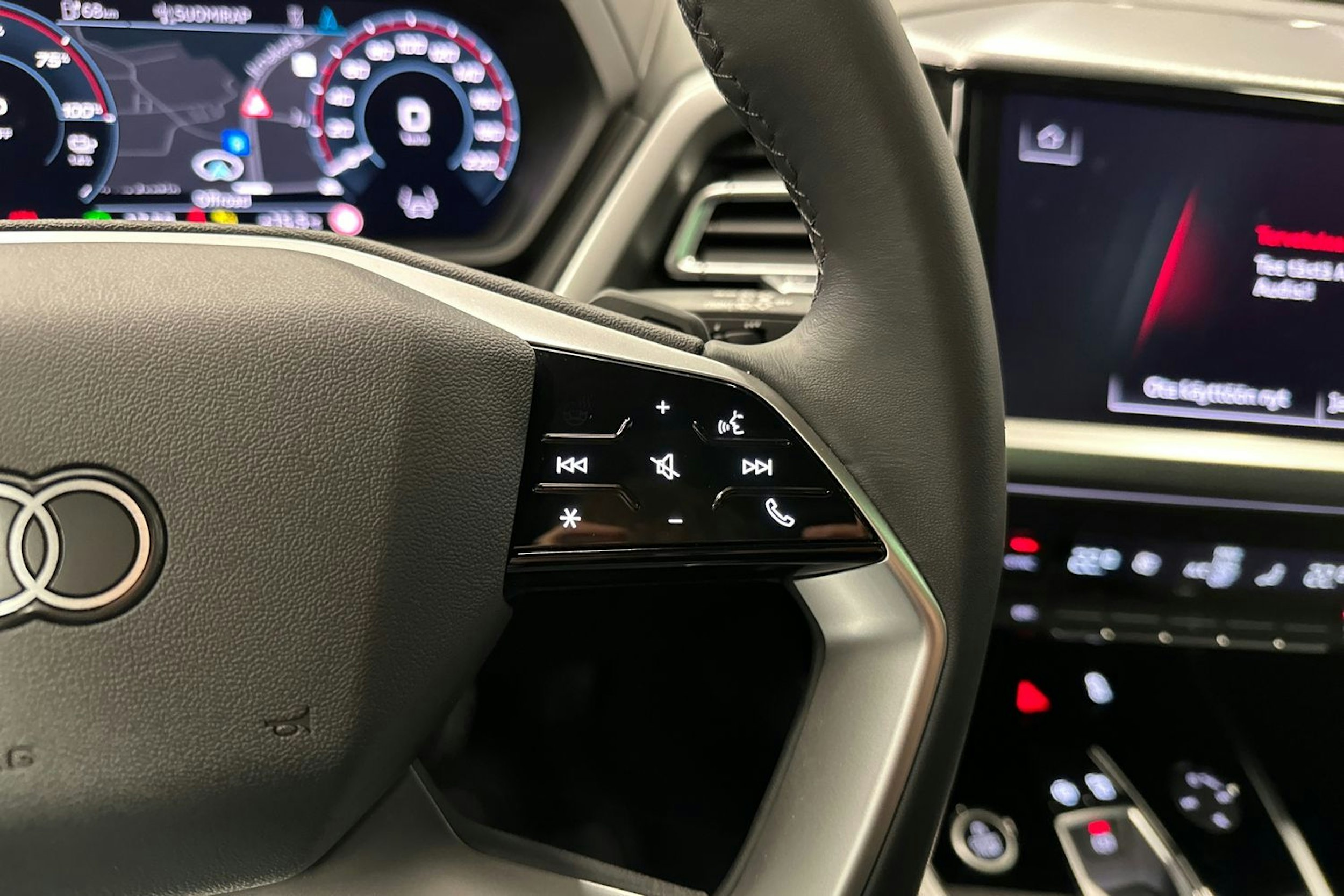 sininen Audi Q4 e-tron 2024 kuva 14.