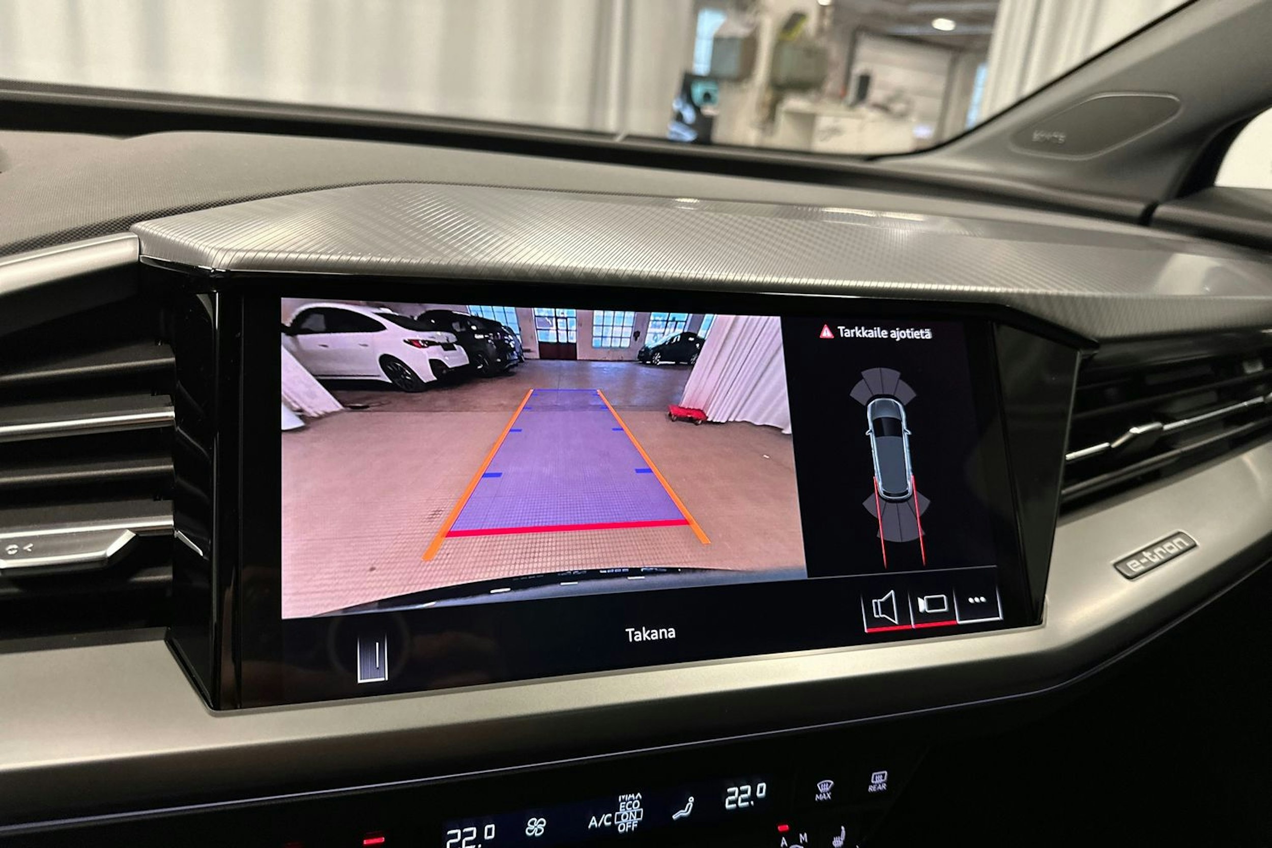 sininen Audi Q4 e-tron 2024 kuva 17.