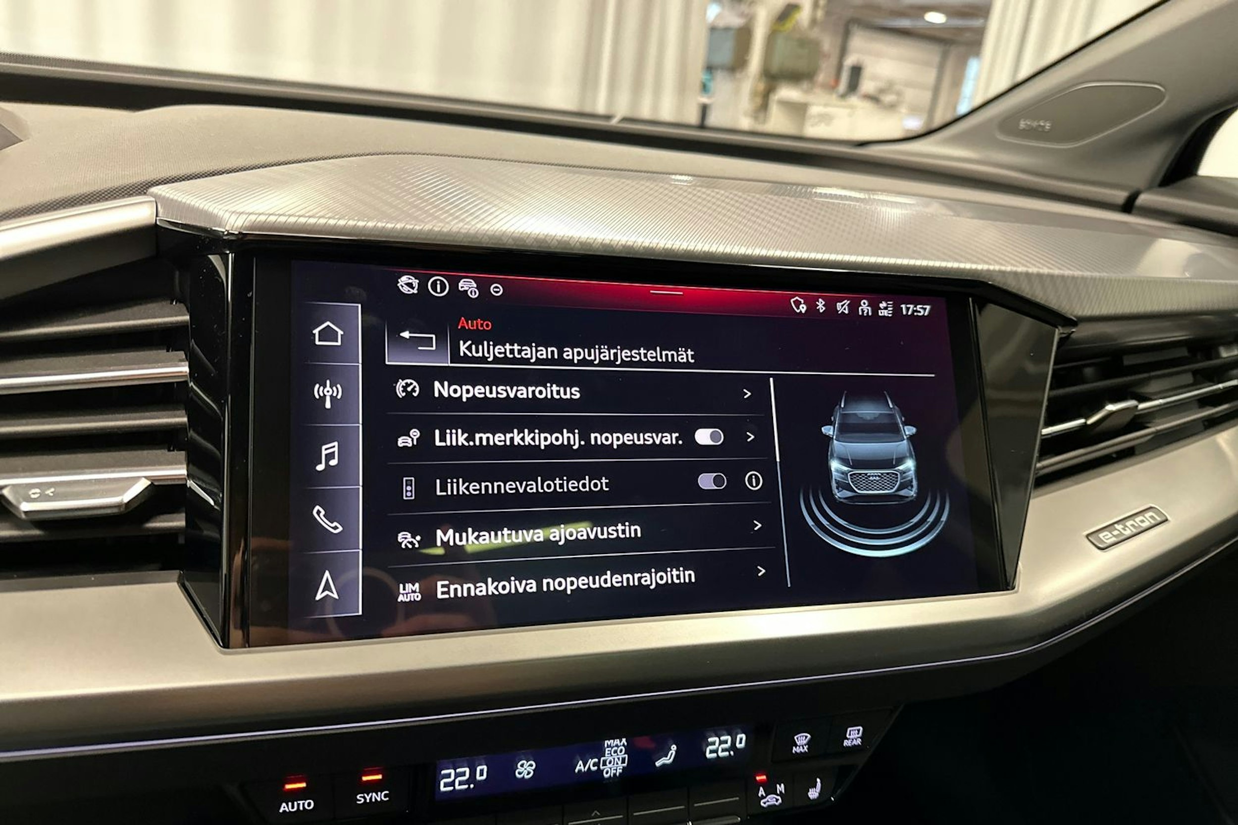 sininen Audi Q4 e-tron 2024 kuva 20.