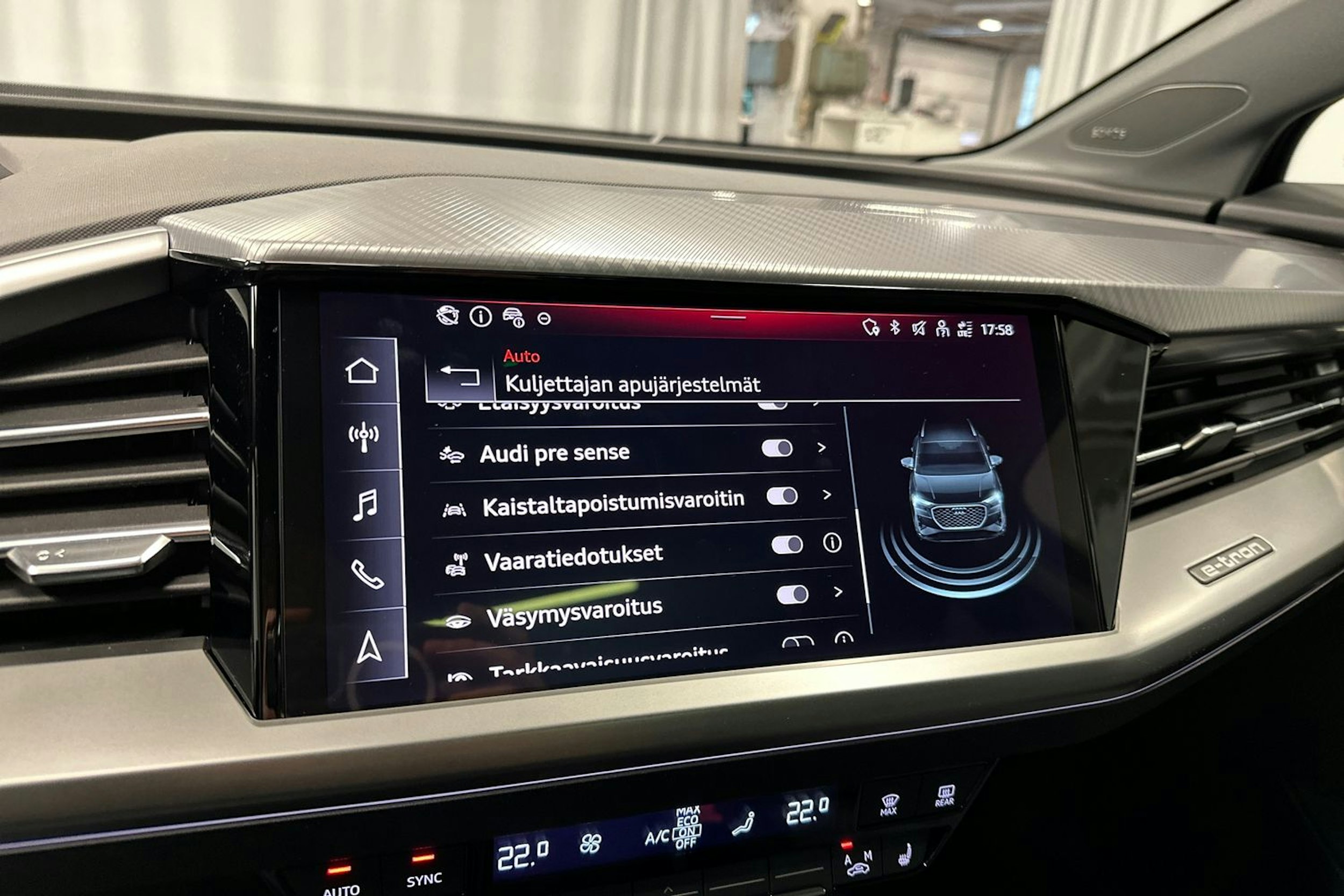 sininen Audi Q4 e-tron 2024 kuva 21.