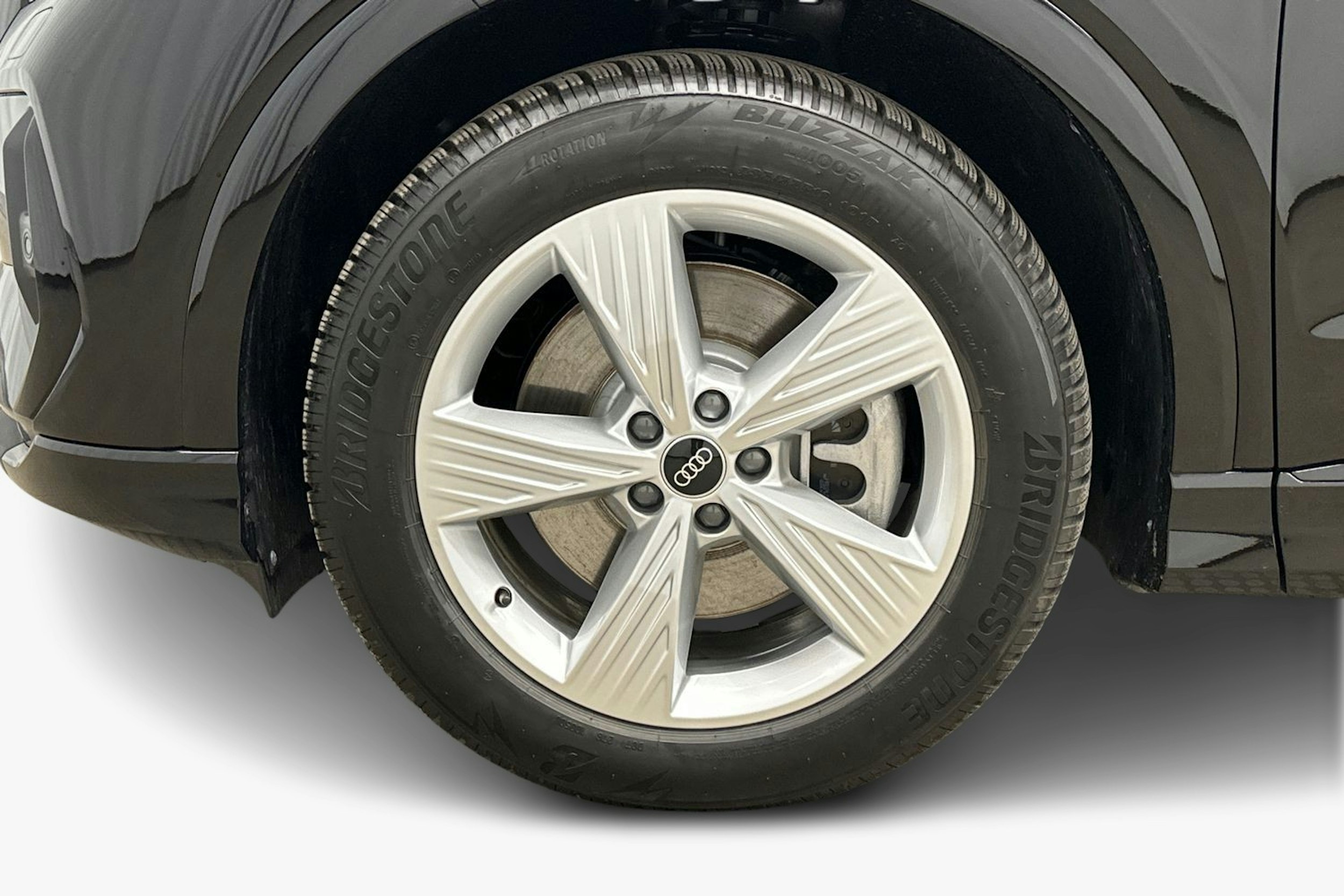 musta Audi Q4 e-tron 2024 kuva 11.