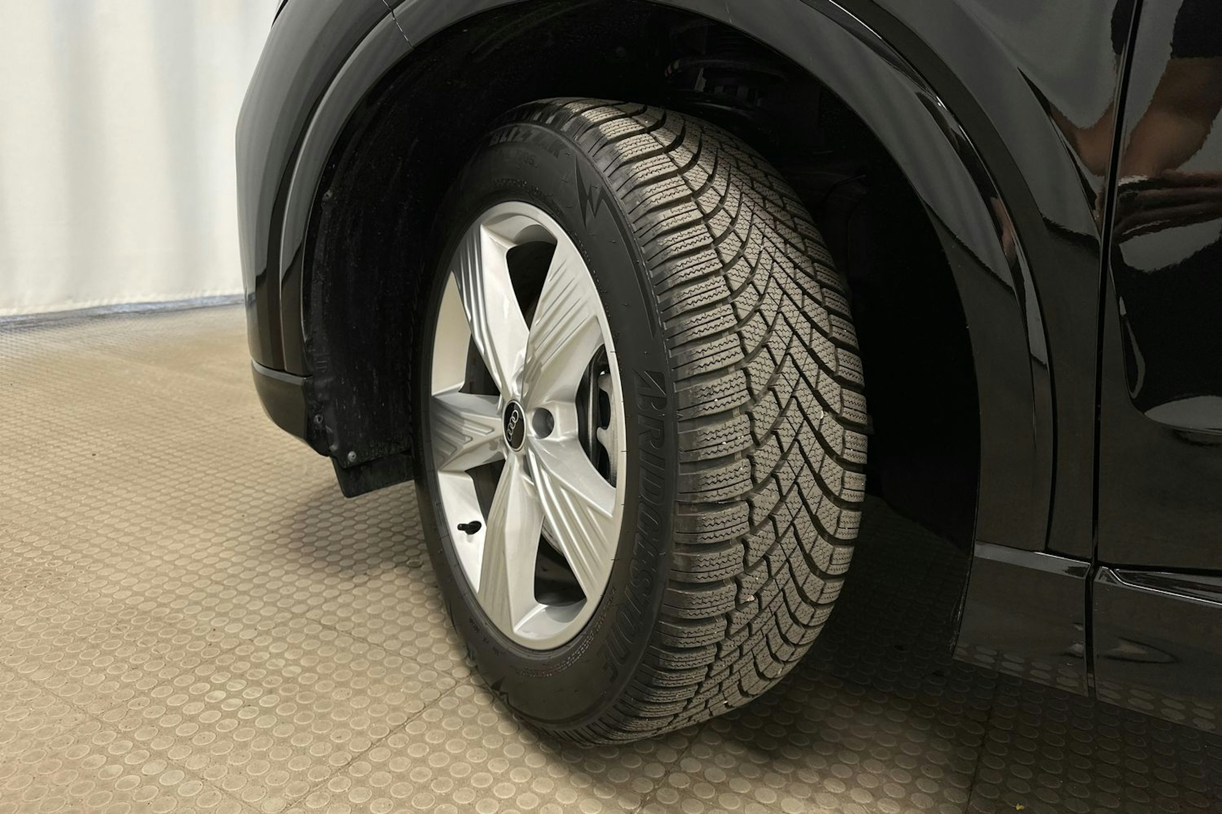 musta Audi Q4 e-tron 2024 kuva 12.