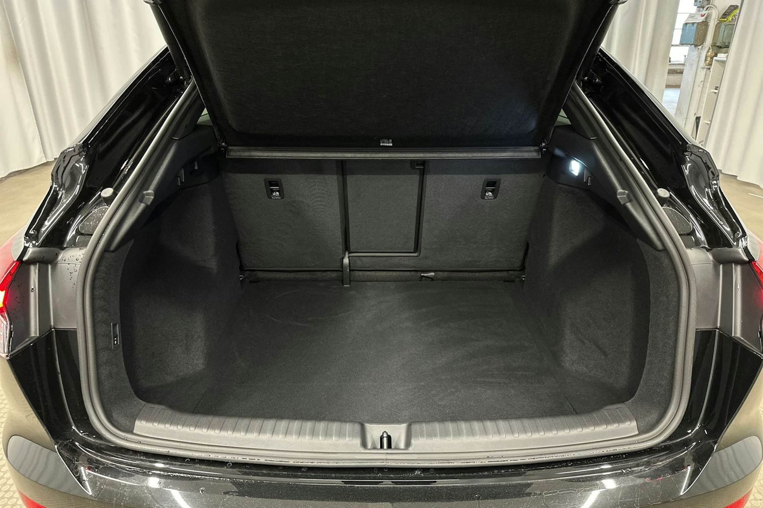 musta Audi Q4 e-tron 2024 kuva 13.