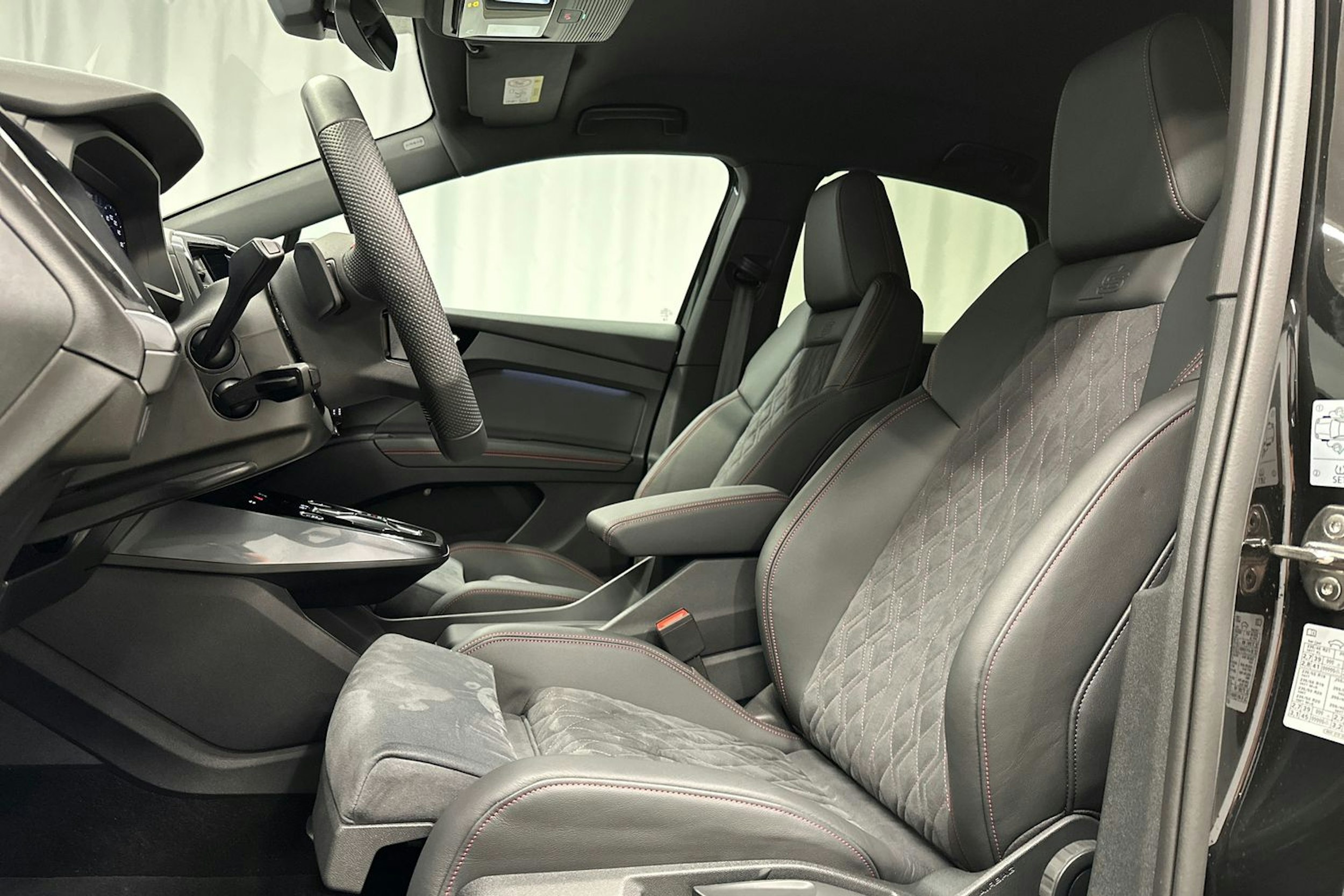 musta Audi Q4 e-tron 2024 kuva 16.