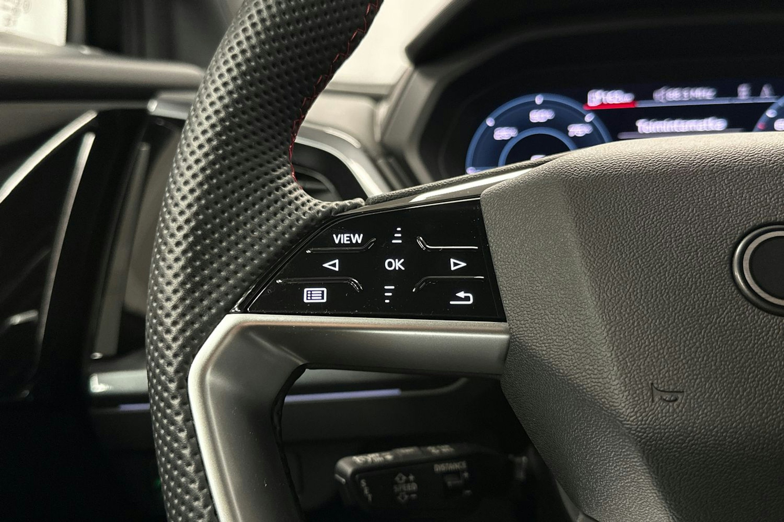 musta Audi Q4 e-tron 2024 kuva 18.