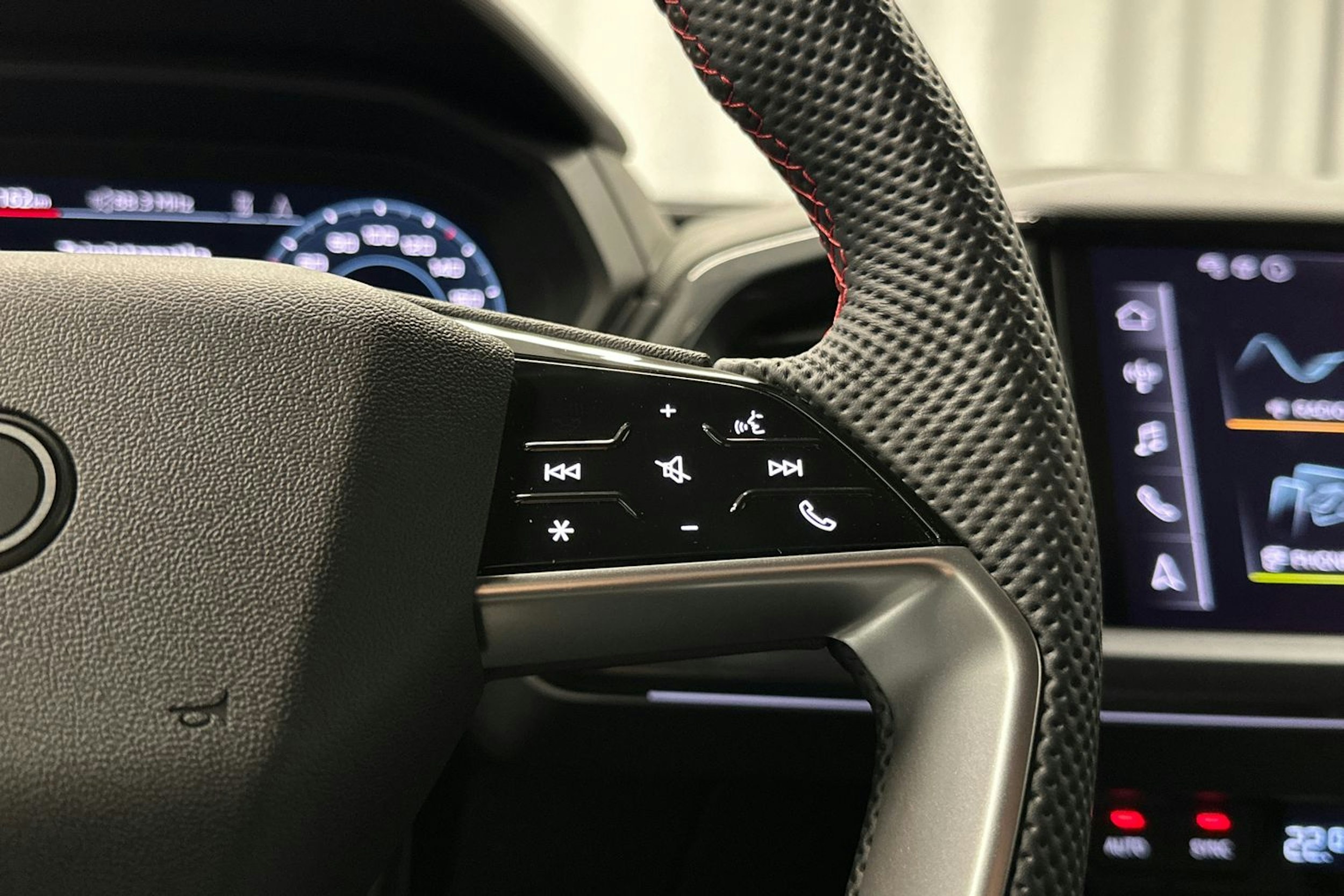 musta Audi Q4 e-tron 2024 kuva 19.
