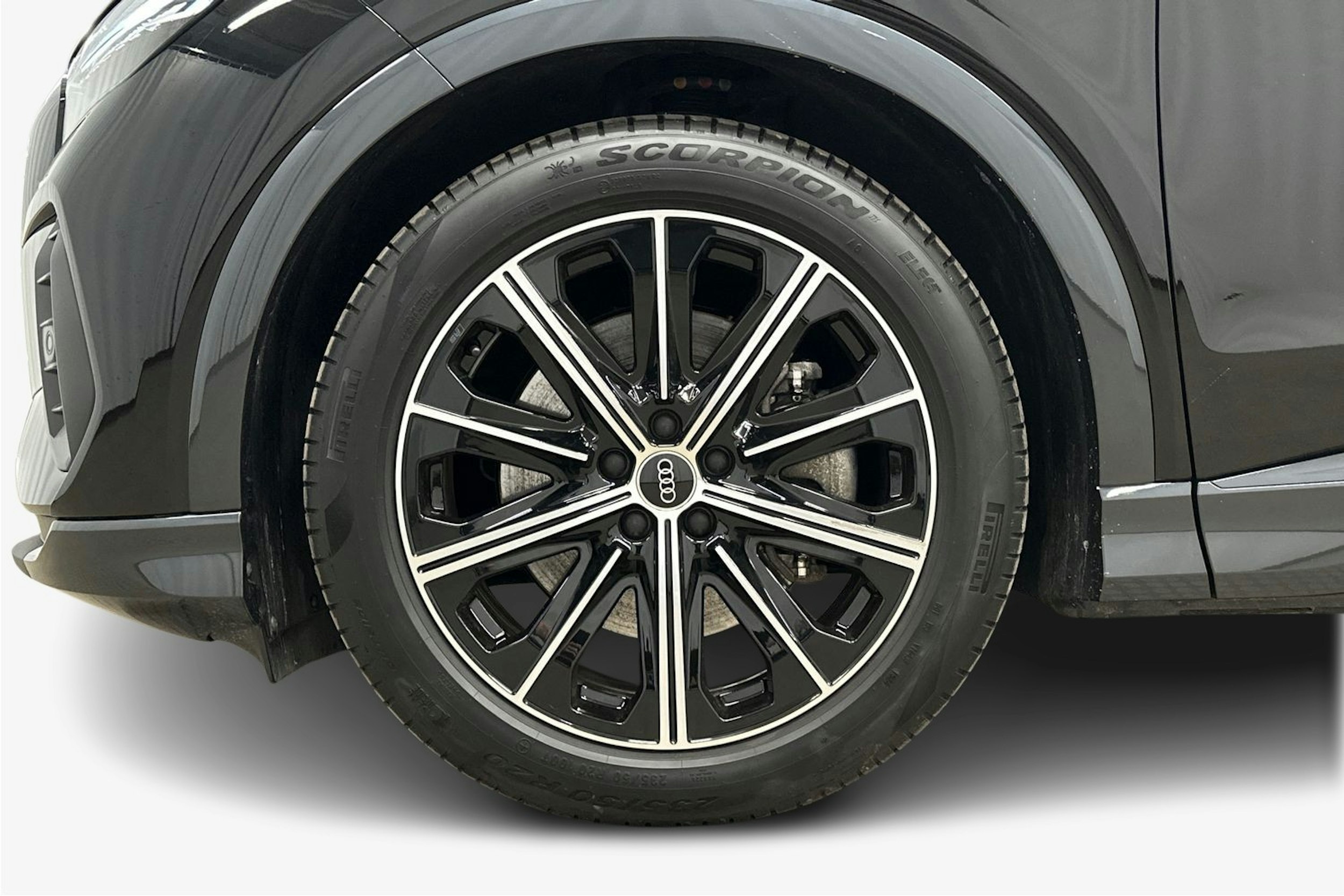 musta Audi Q4 e-tron 2024 kuva 11.