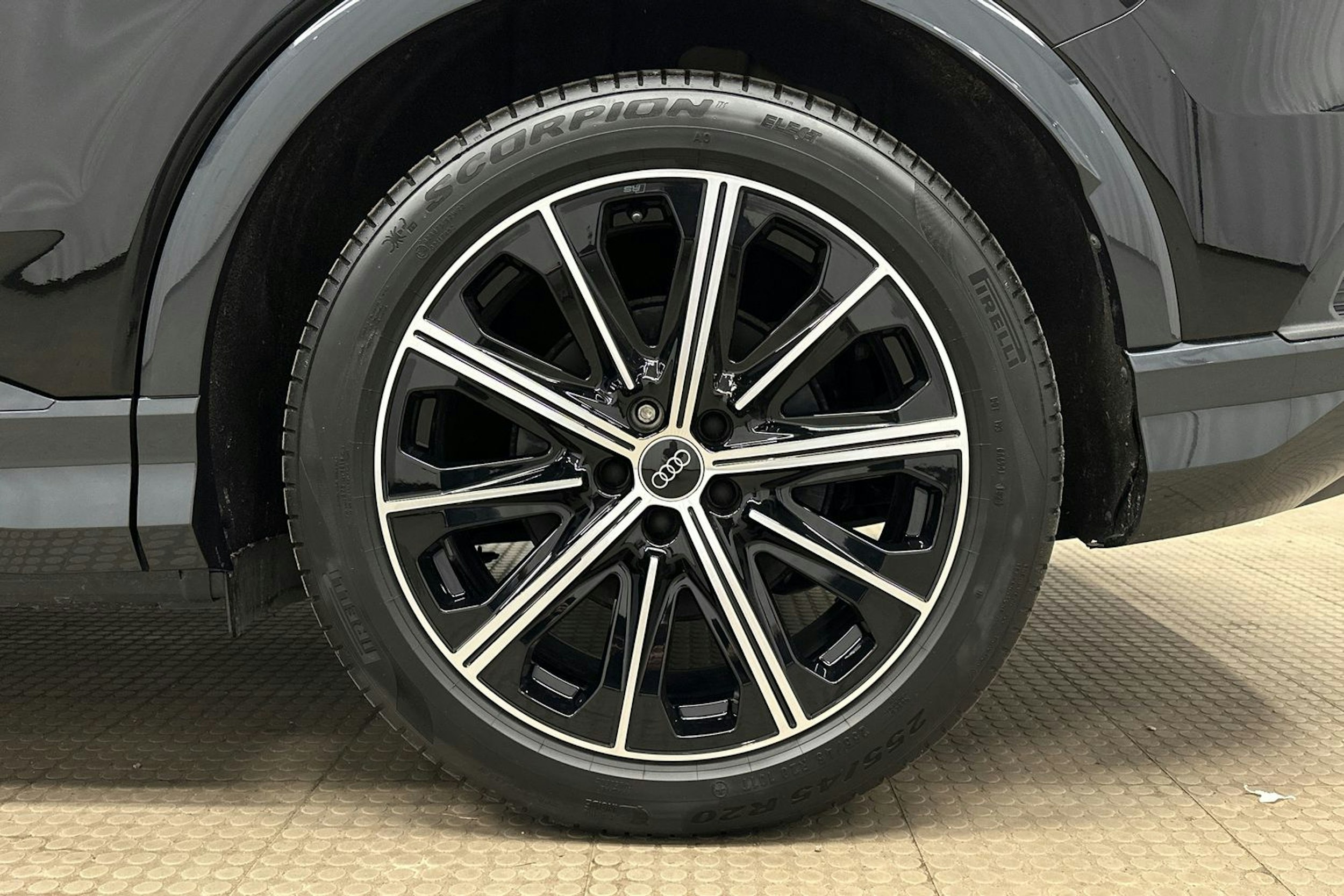 musta Audi Q4 e-tron 2024 kuva 13.
