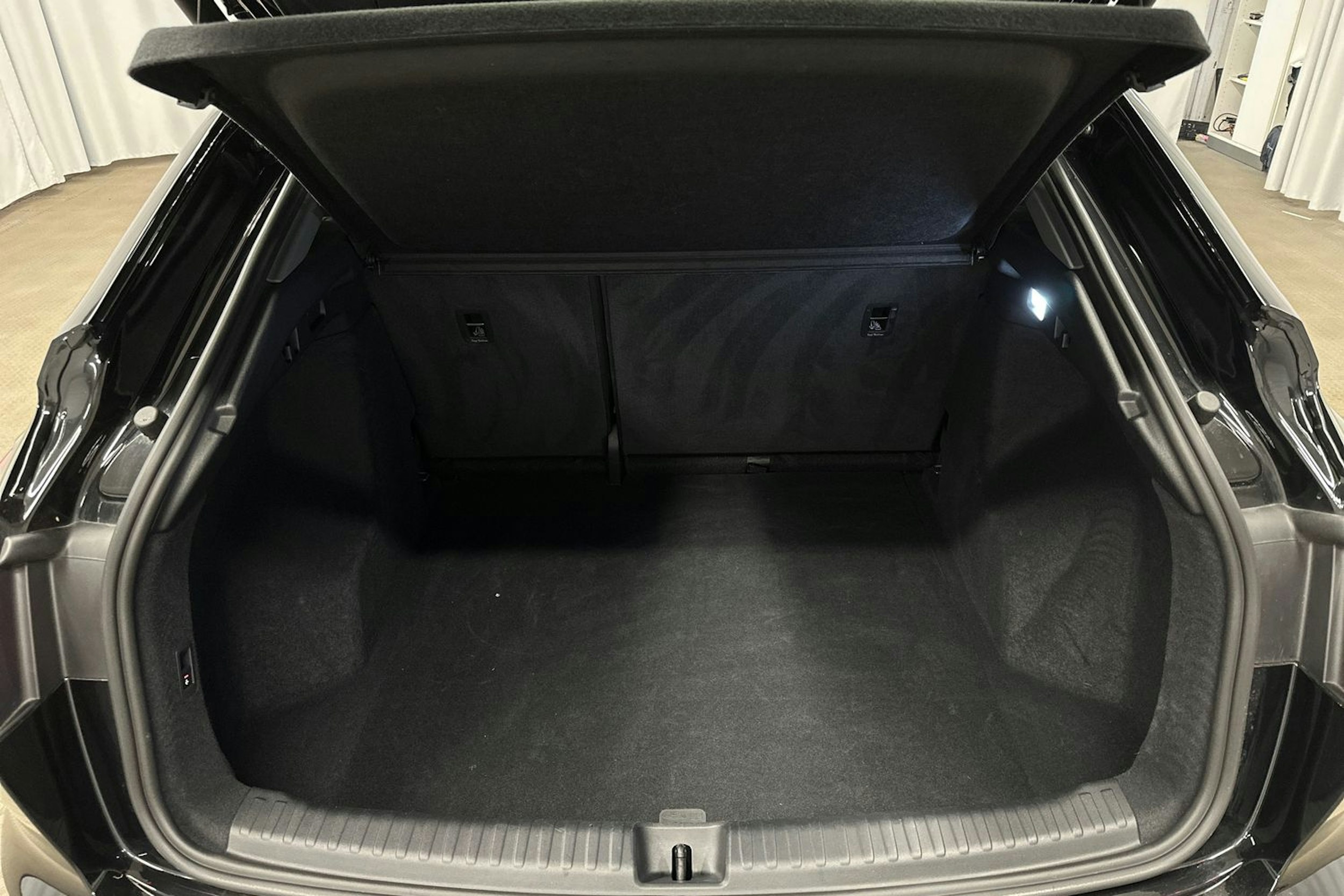 musta Audi Q4 e-tron 2024 kuva 14.