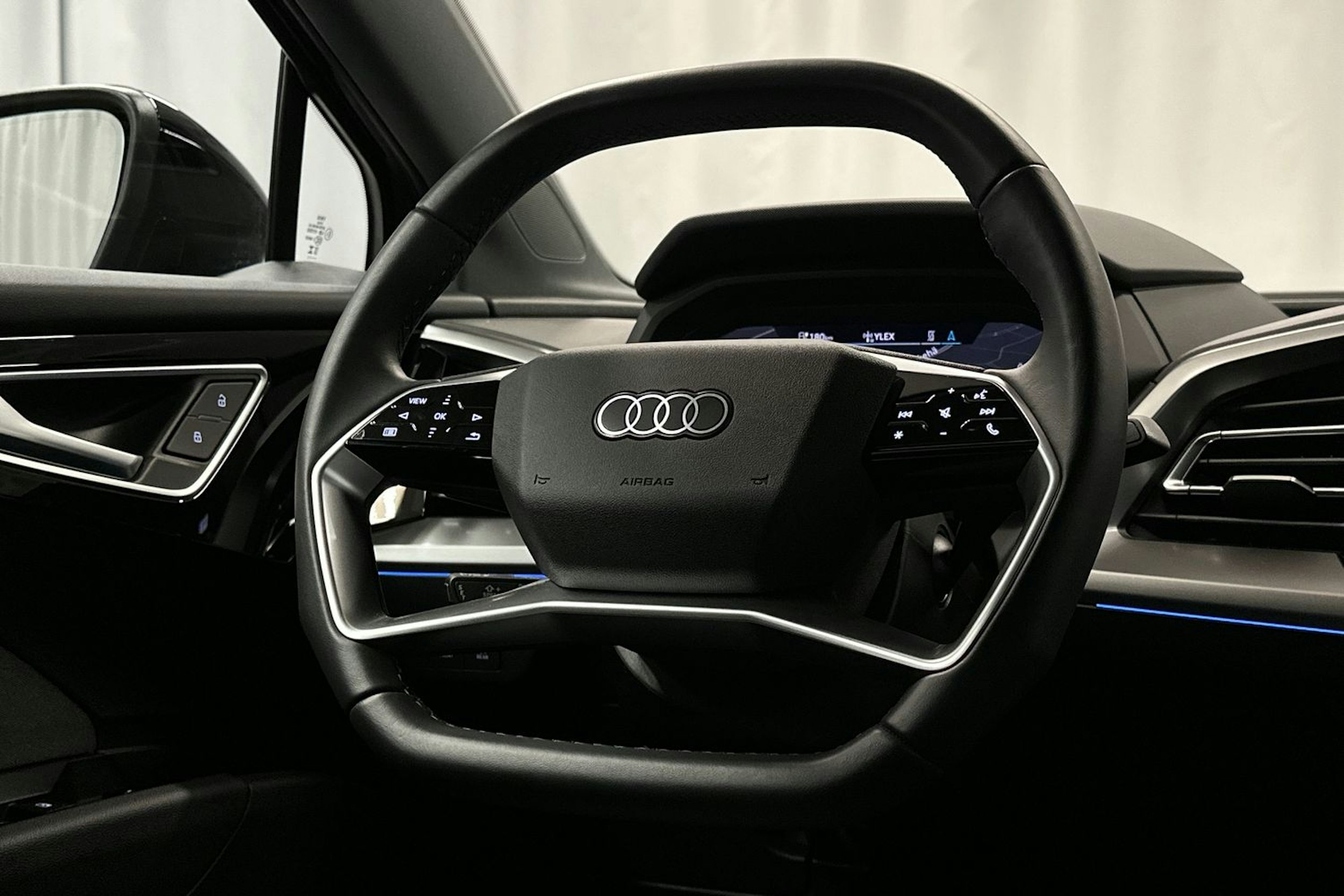 musta Audi Q4 e-tron 2024 kuva 18.