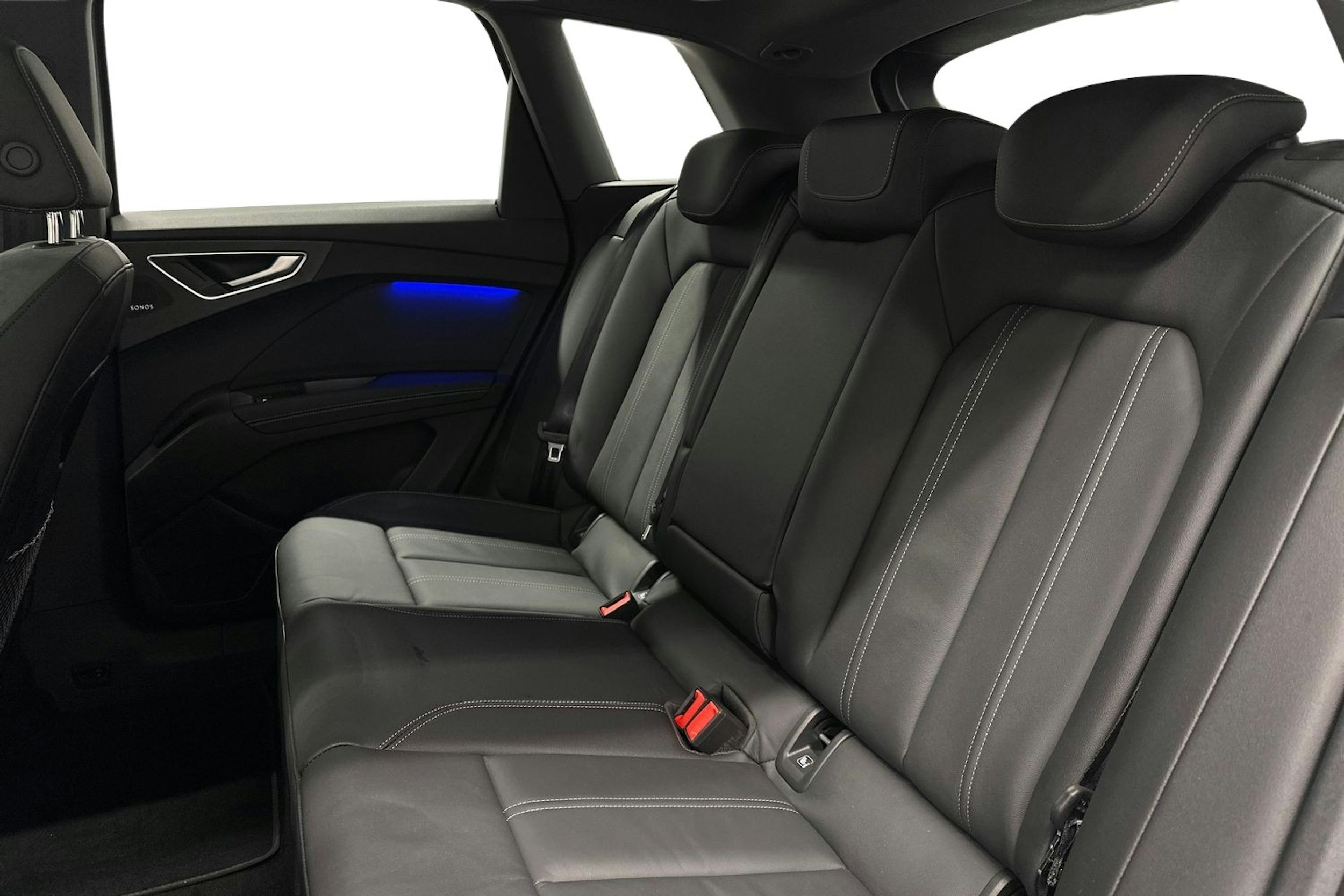 harmaa Audi Q4 e-tron 2024 kuva 8.