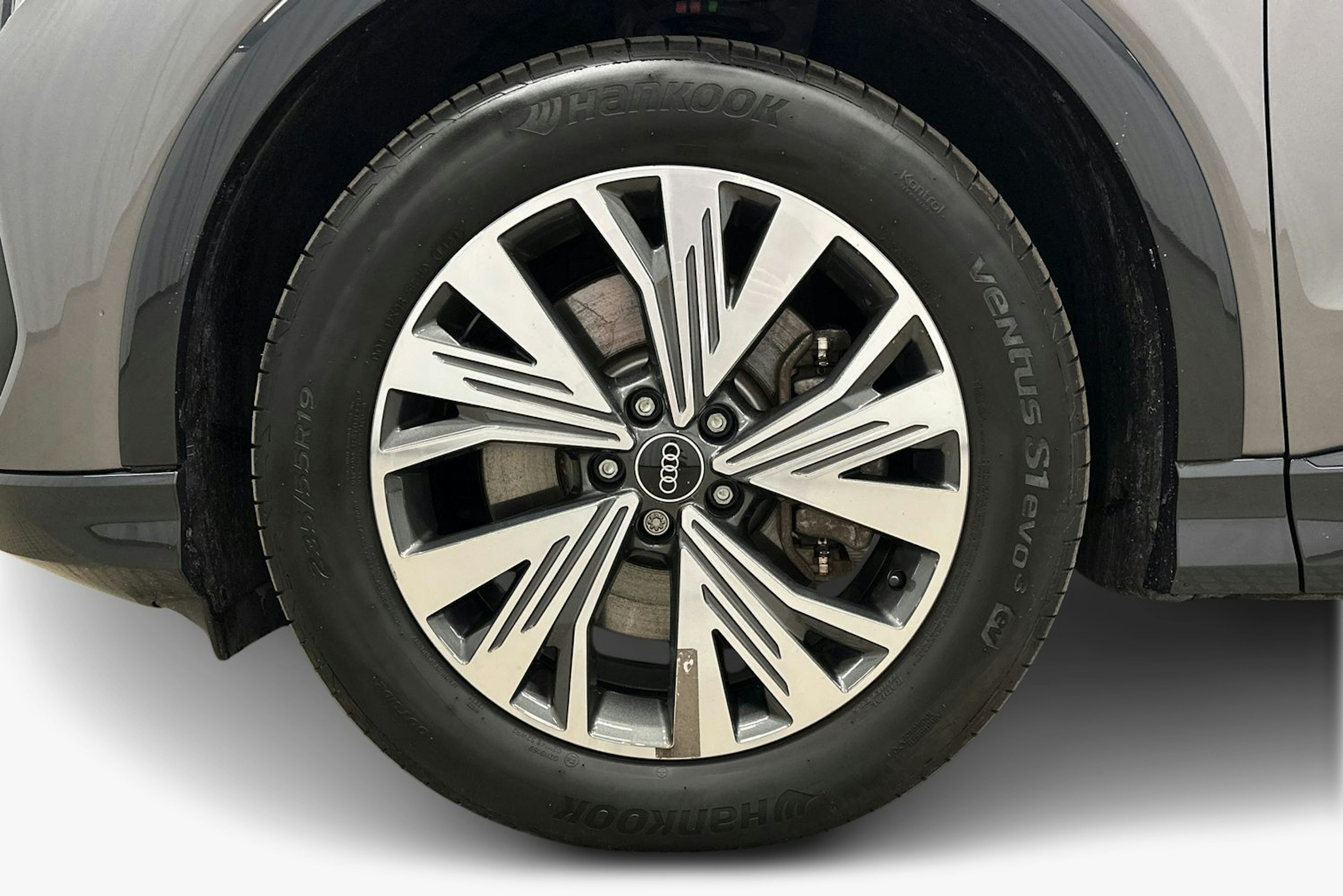 harmaa Audi Q4 e-tron 2024 kuva 9.