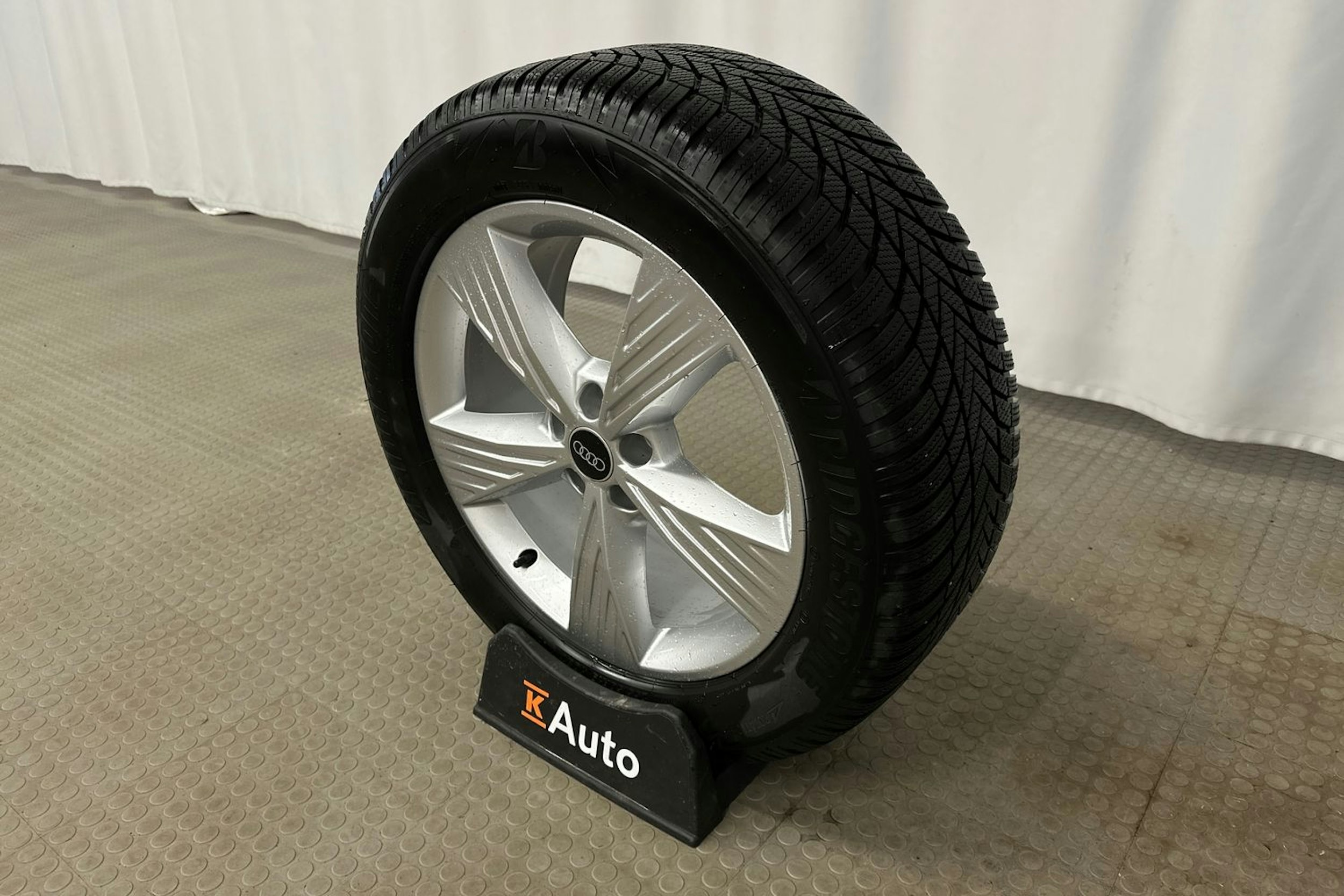 harmaa Audi Q4 e-tron 2024 kuva 10.