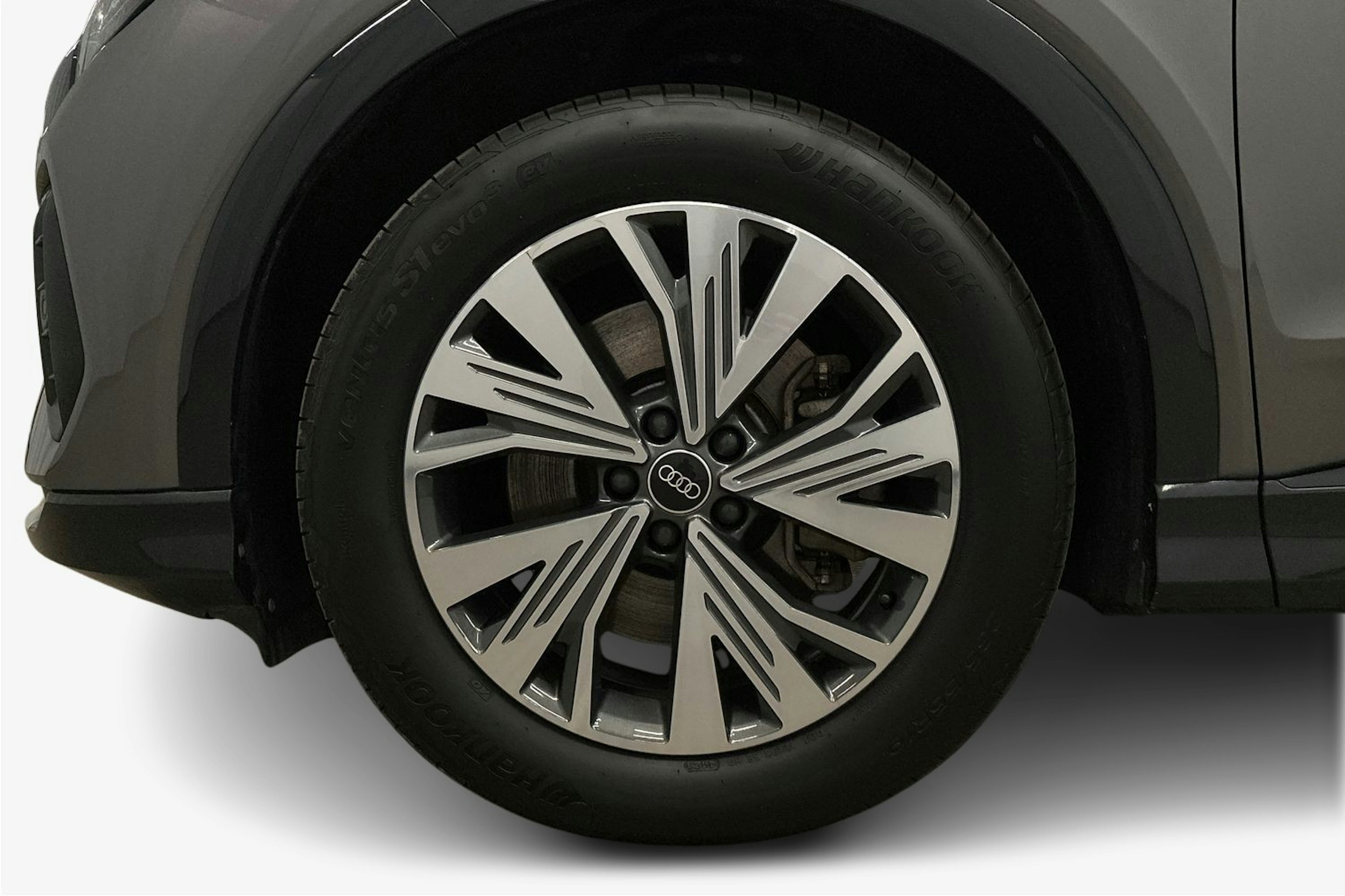harmaa Audi Q4 e-tron 2024 kuva 11.