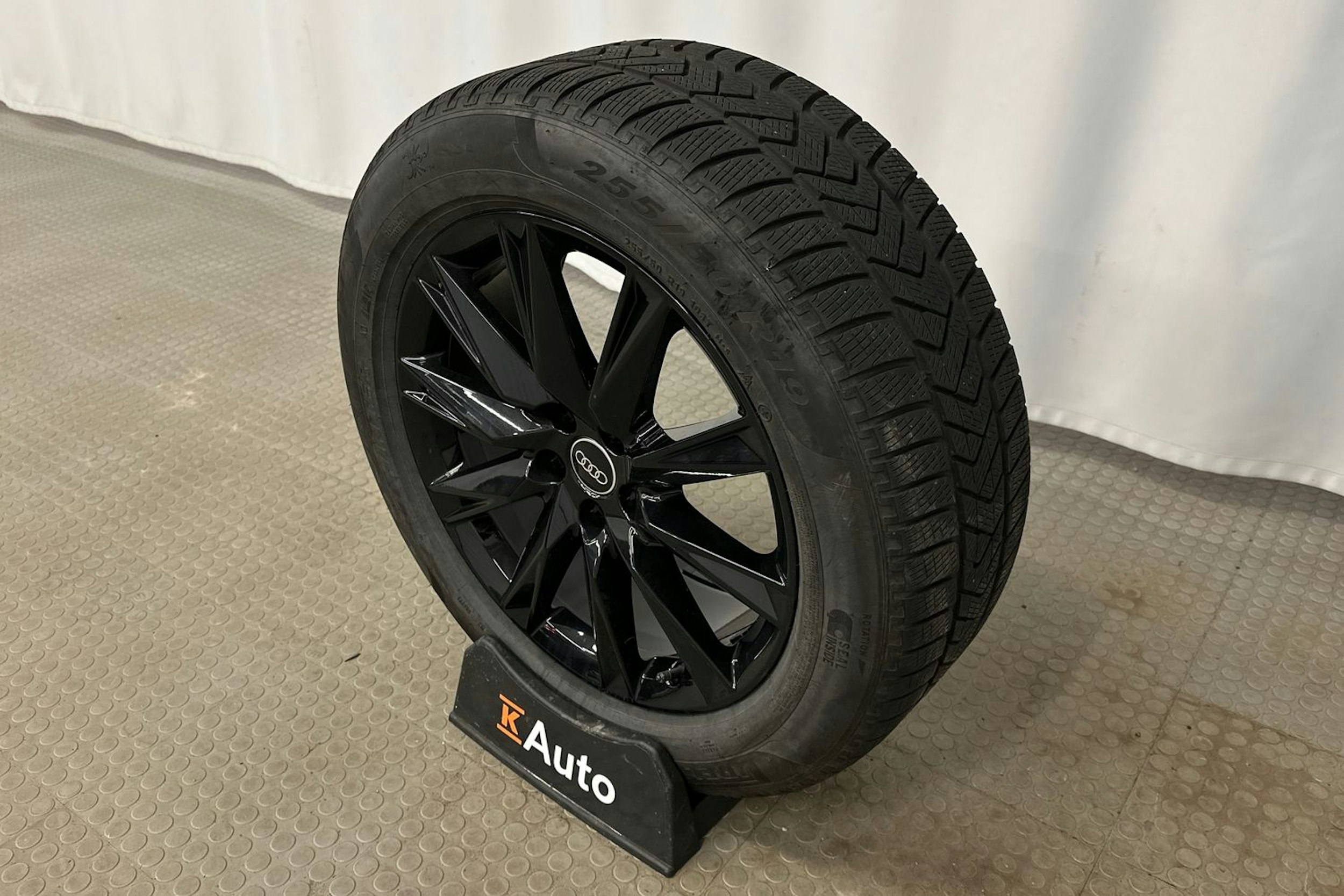 harmaa Audi Q4 e-tron 2024 kuva 13.