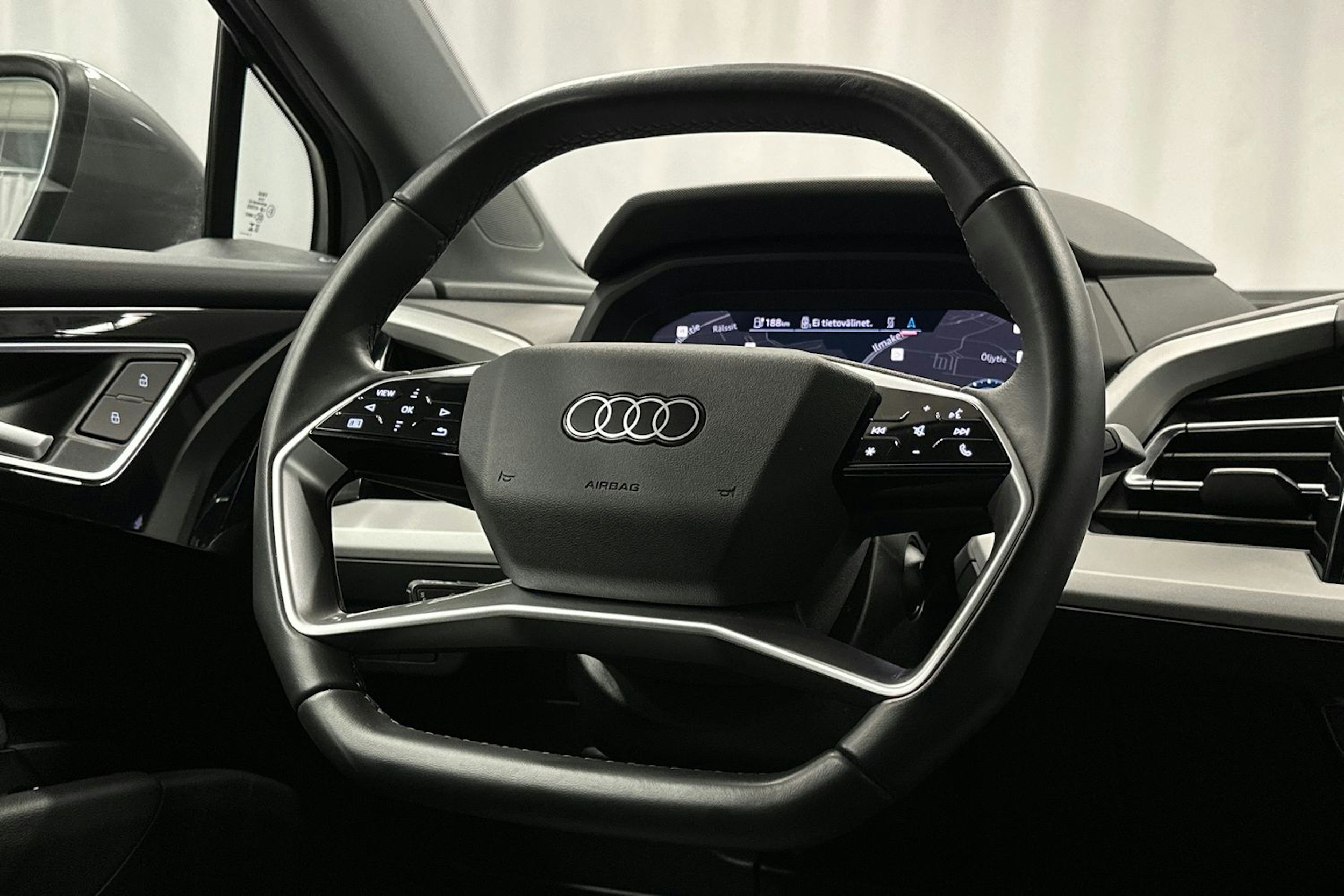 harmaa Audi Q4 e-tron 2024 kuva 17.