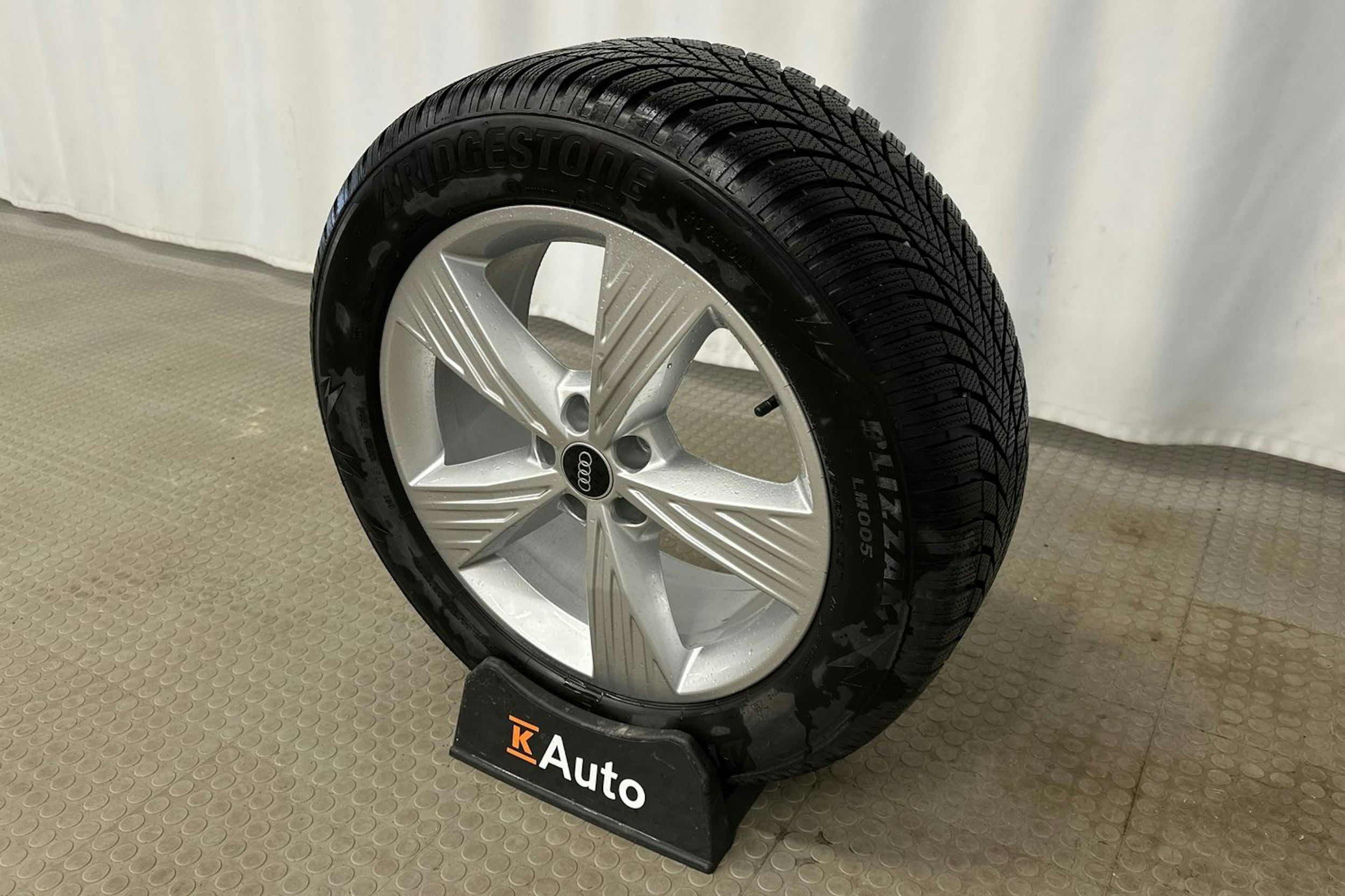 violetti Audi Q4 e-tron 2024 kuva 13.