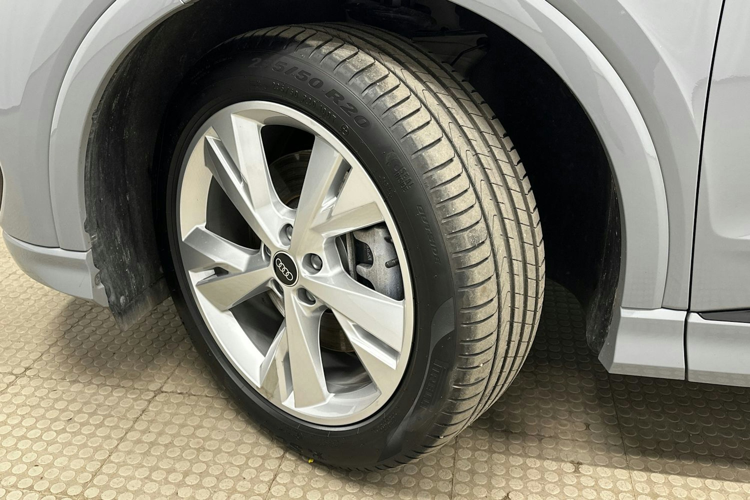 harmaa Audi Q4 e-tron 2024 kuva 10.