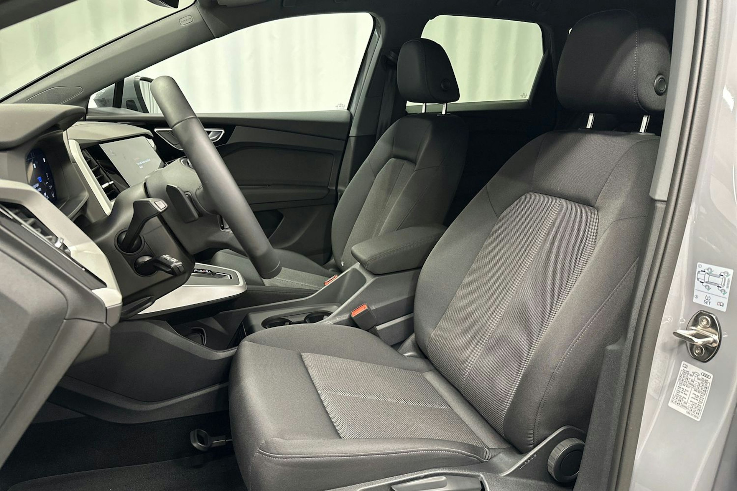 harmaa Audi Q4 e-tron 2024 kuva 13.