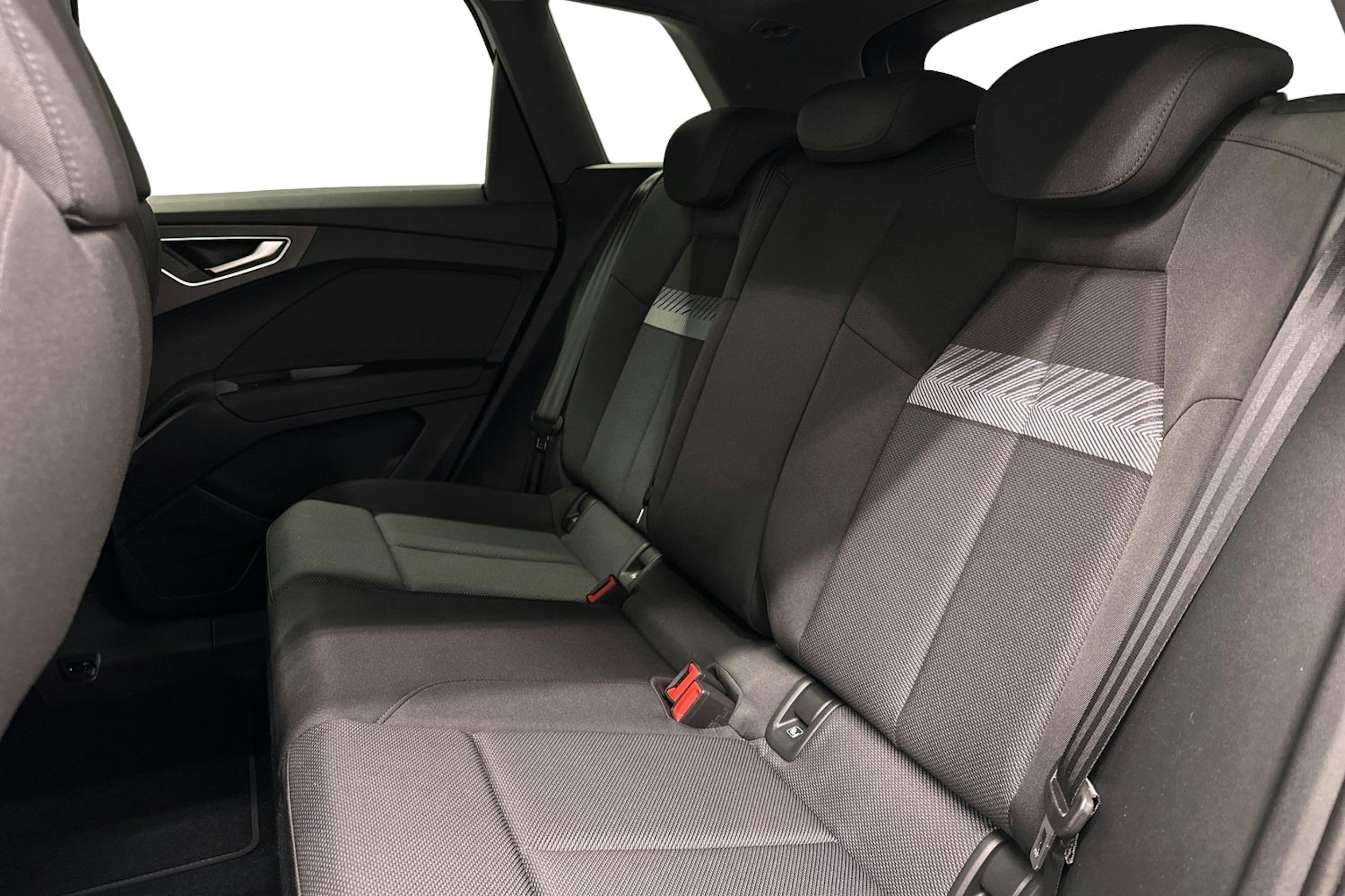 valkoinen Audi Q4 e-tron 2024 kuva 8.