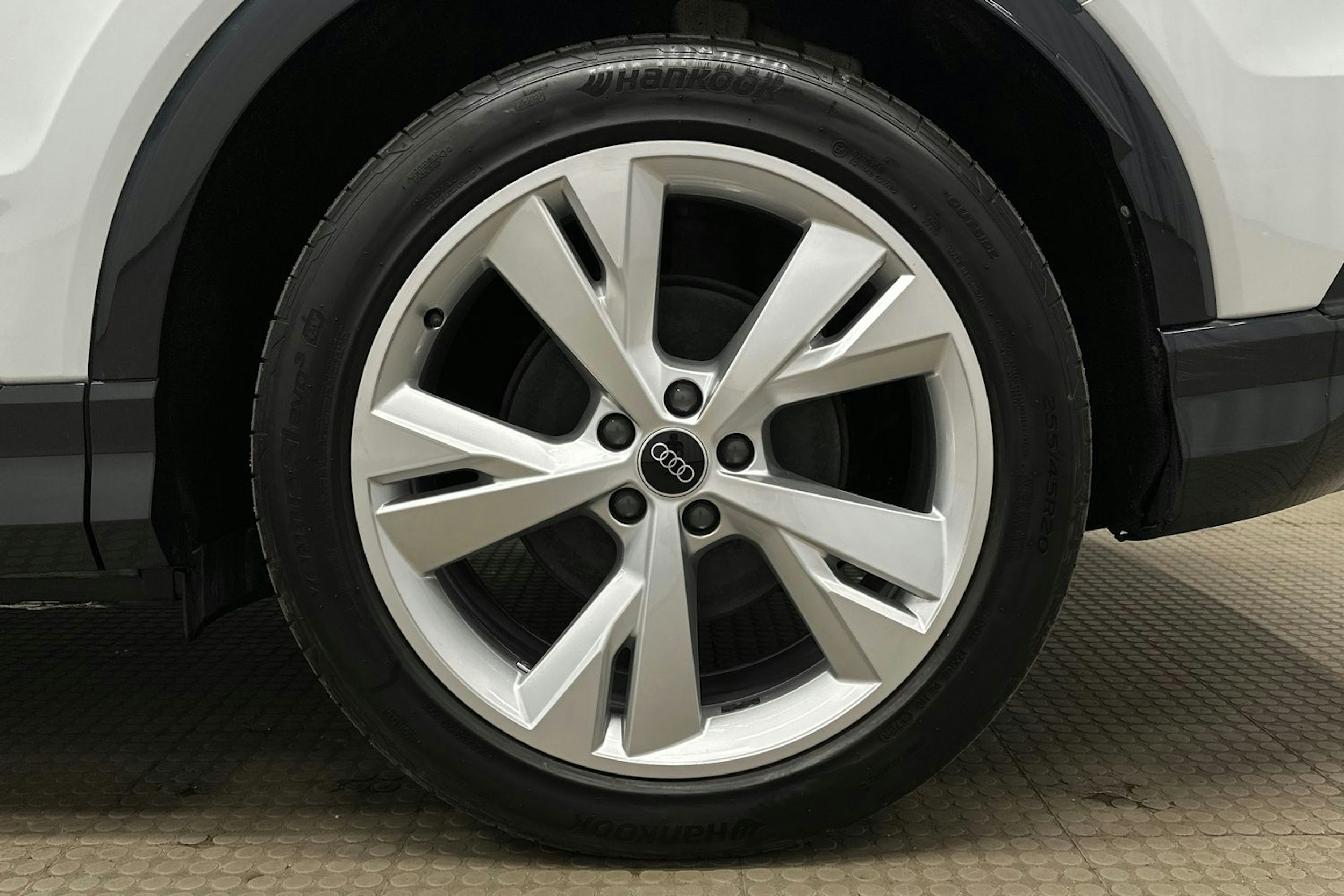 valkoinen Audi Q4 e-tron 2024 kuva 10.