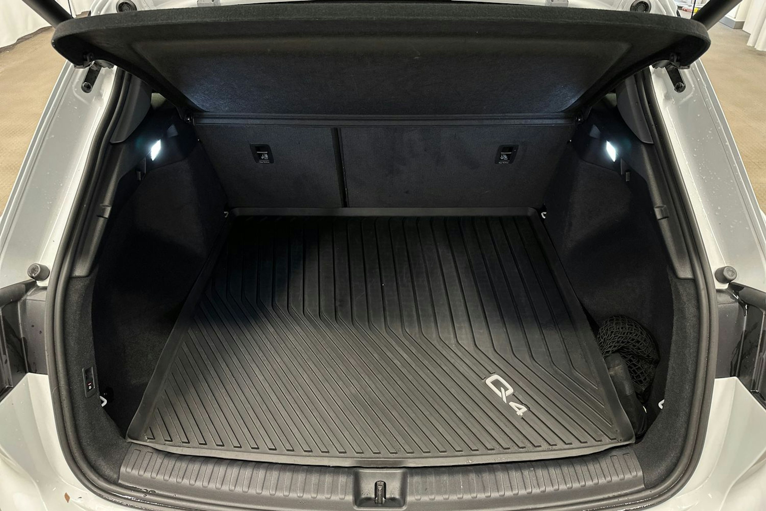 valkoinen Audi Q4 e-tron 2024 kuva 11.