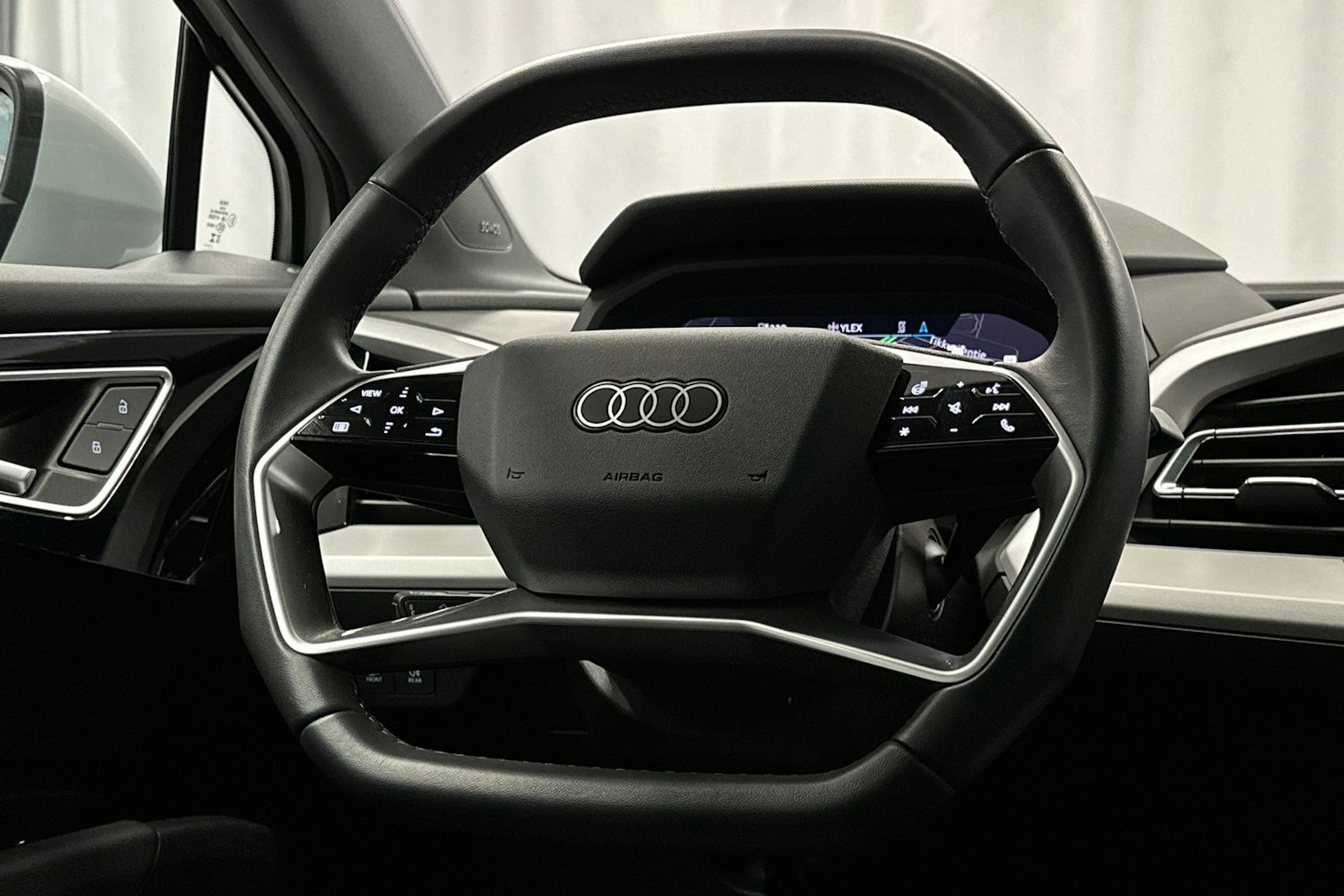 valkoinen Audi Q4 e-tron 2024 kuva 16.