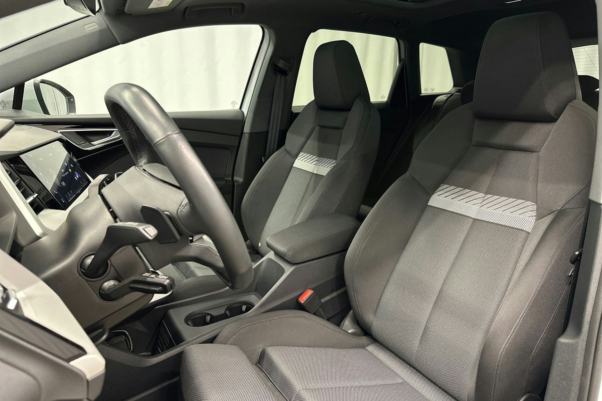 valkoinen Audi Q4 e-tron 2024 kuva 17.