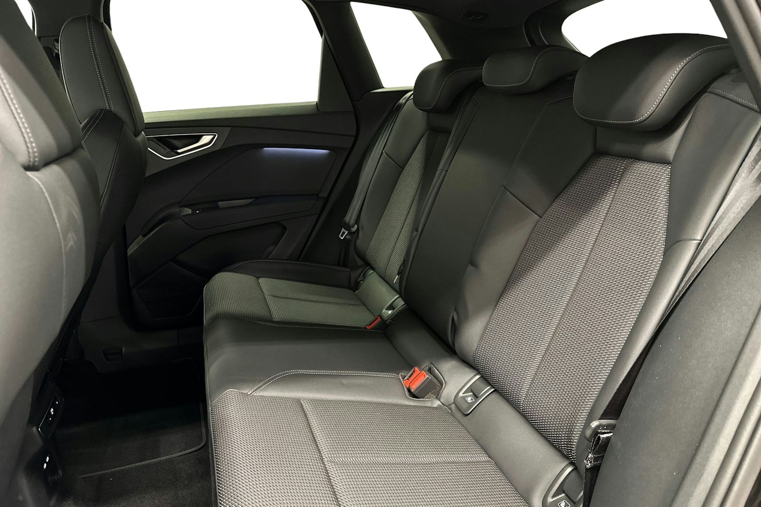 musta Audi Q4 e-tron 2024 kuva 10.