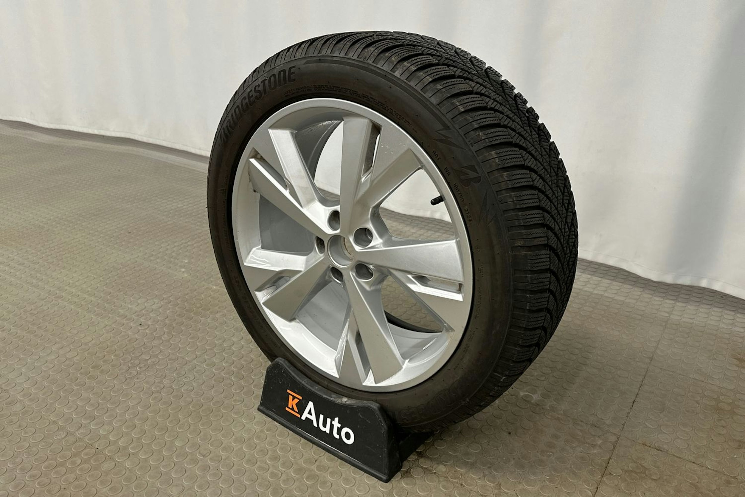 musta Audi Q4 e-tron 2024 kuva 12.