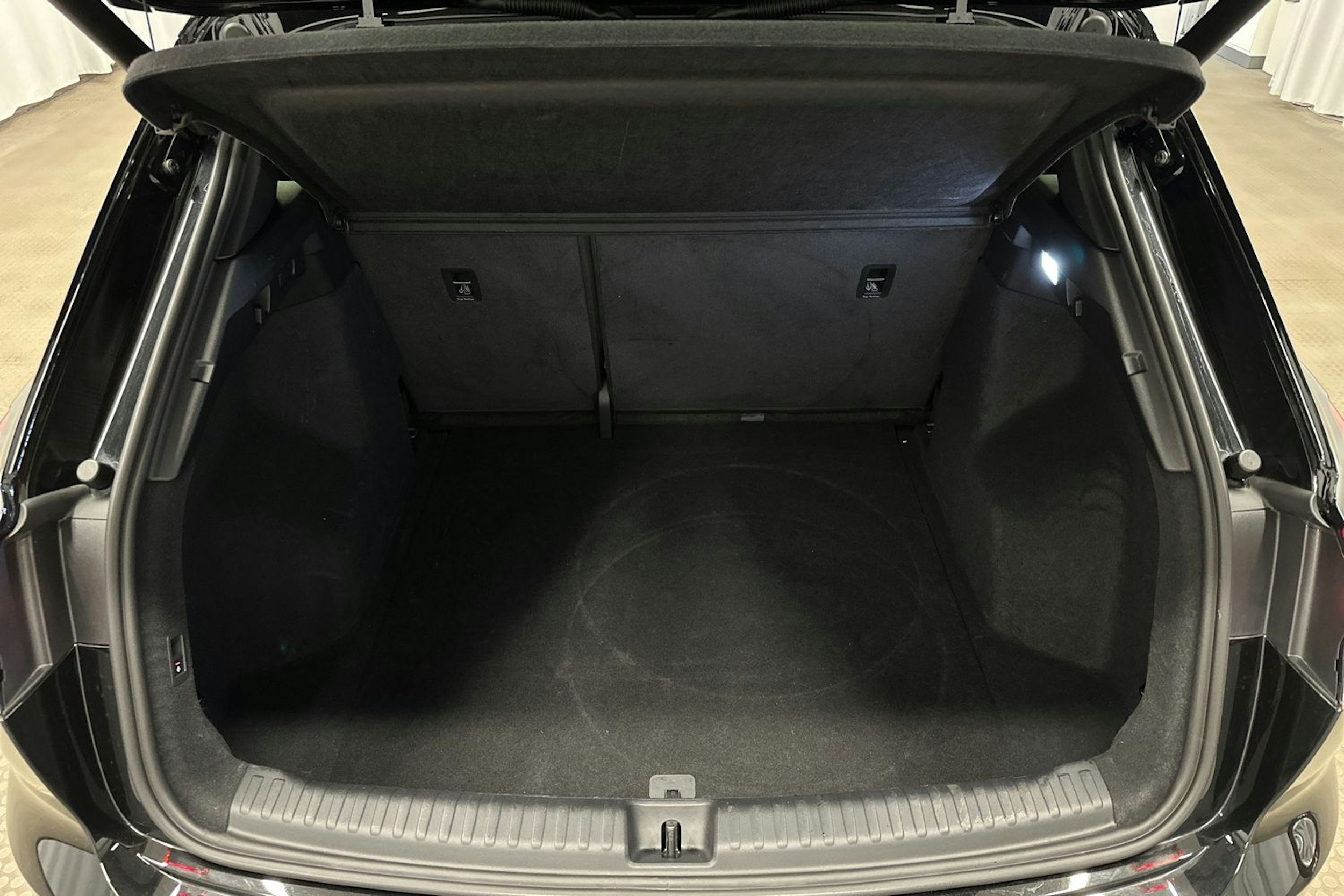 musta Audi Q4 e-tron 2024 kuva 13.