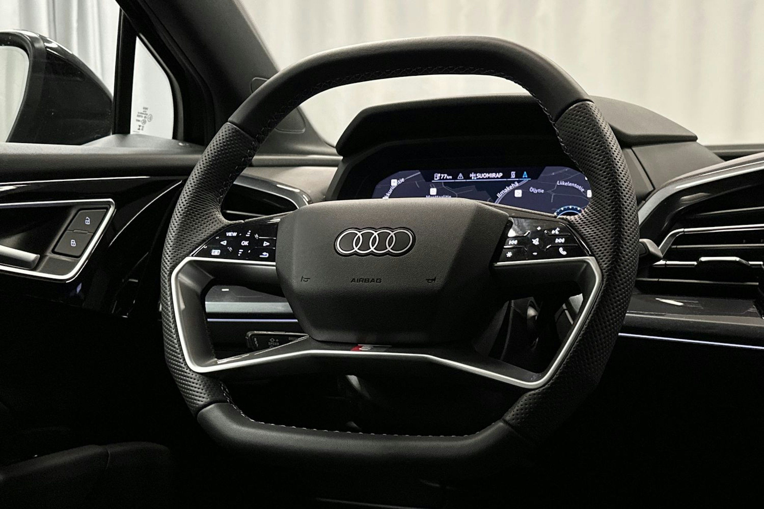 musta Audi Q4 e-tron 2024 kuva 17.