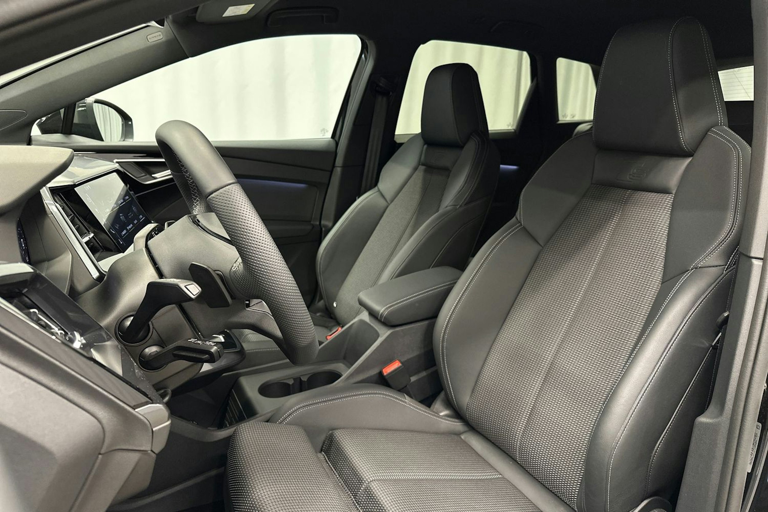 musta Audi Q4 e-tron 2024 kuva 18.