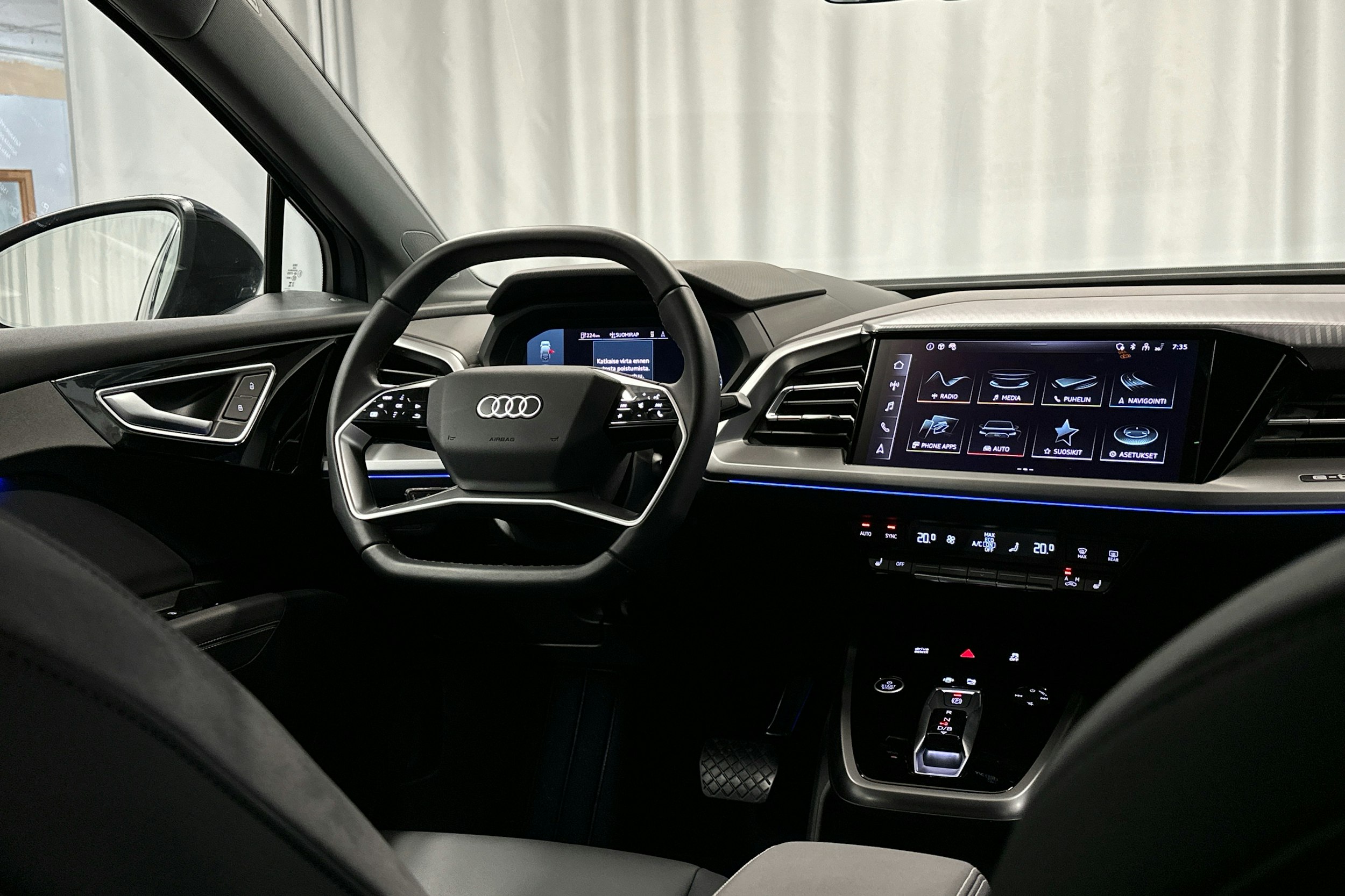 sininen Audi Q4 e-tron 2024 kuva 6.