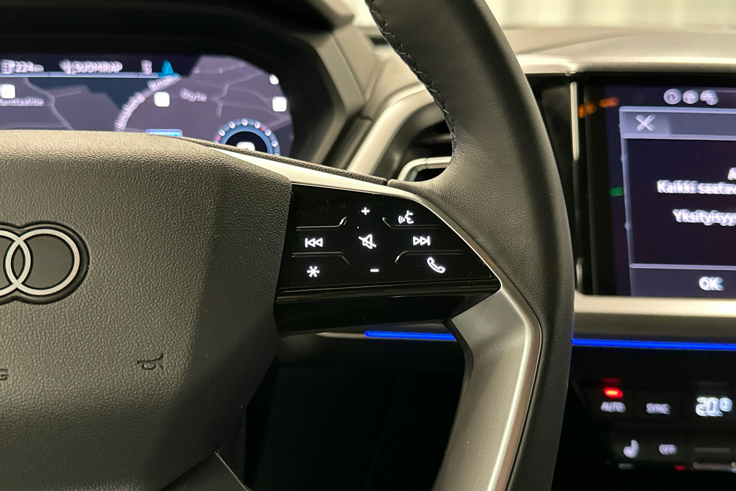 sininen Audi Q4 e-tron 2024 kuva 8.