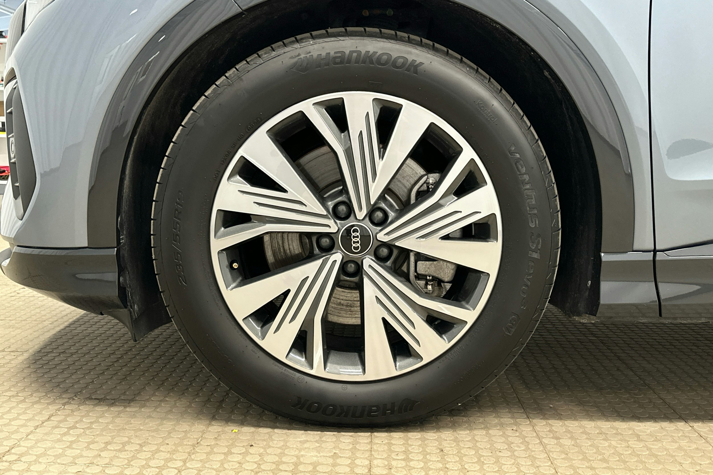 sininen Audi Q4 e-tron 2024 kuva 9.
