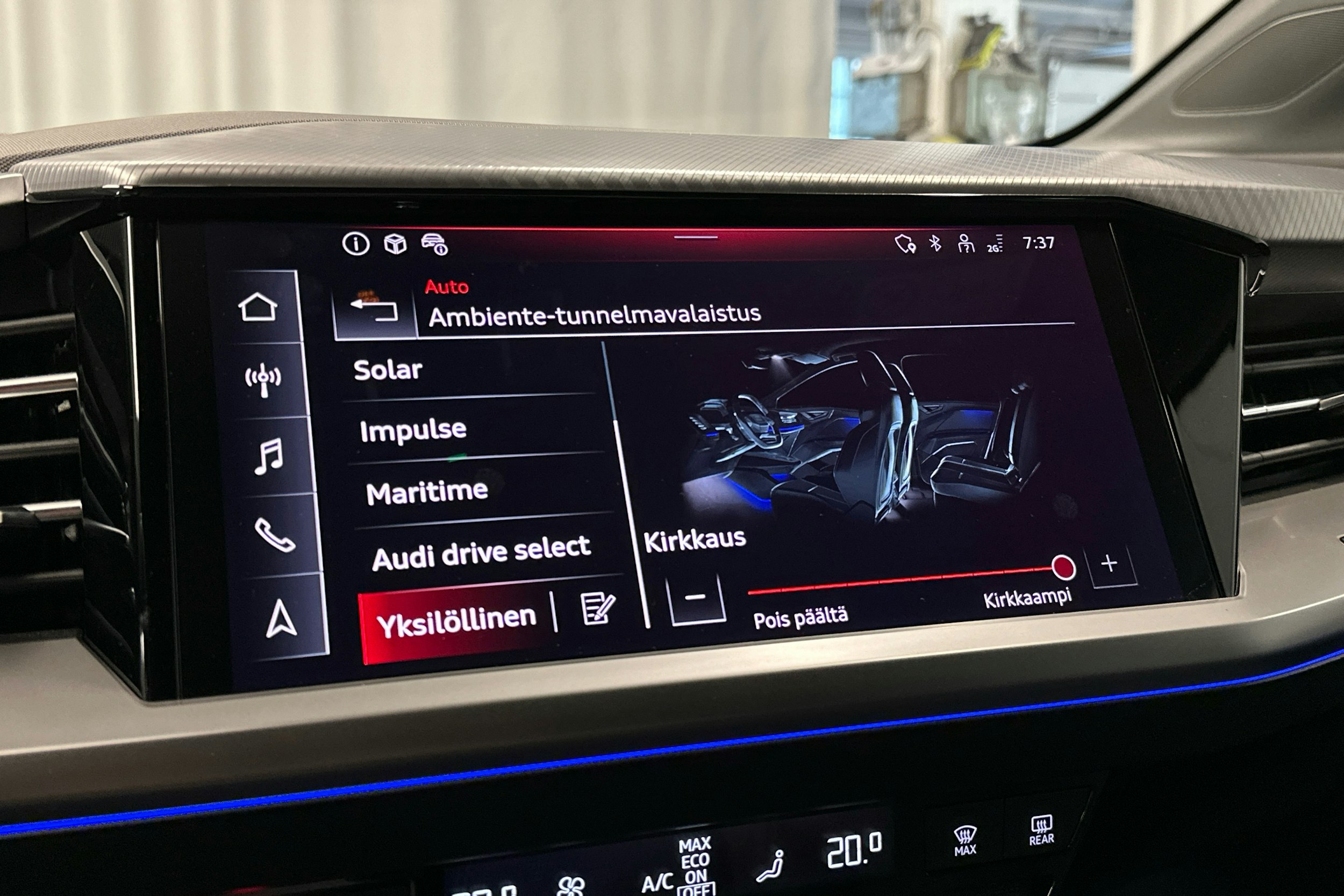 sininen Audi Q4 e-tron 2024 kuva 17.