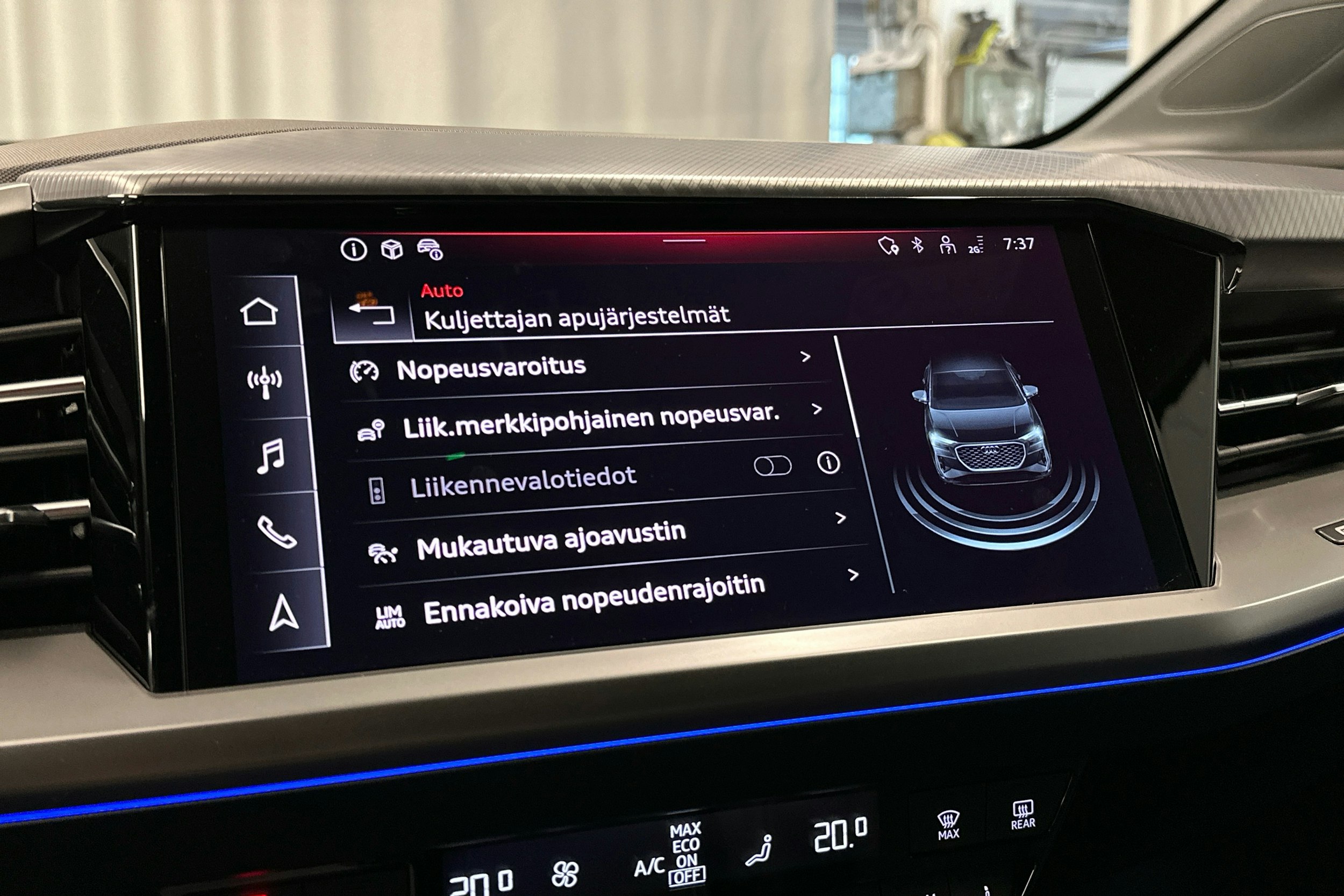 sininen Audi Q4 e-tron 2024 kuva 18.
