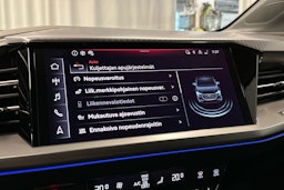 sininen Audi Q4 e-tron 2024 kuva 18.