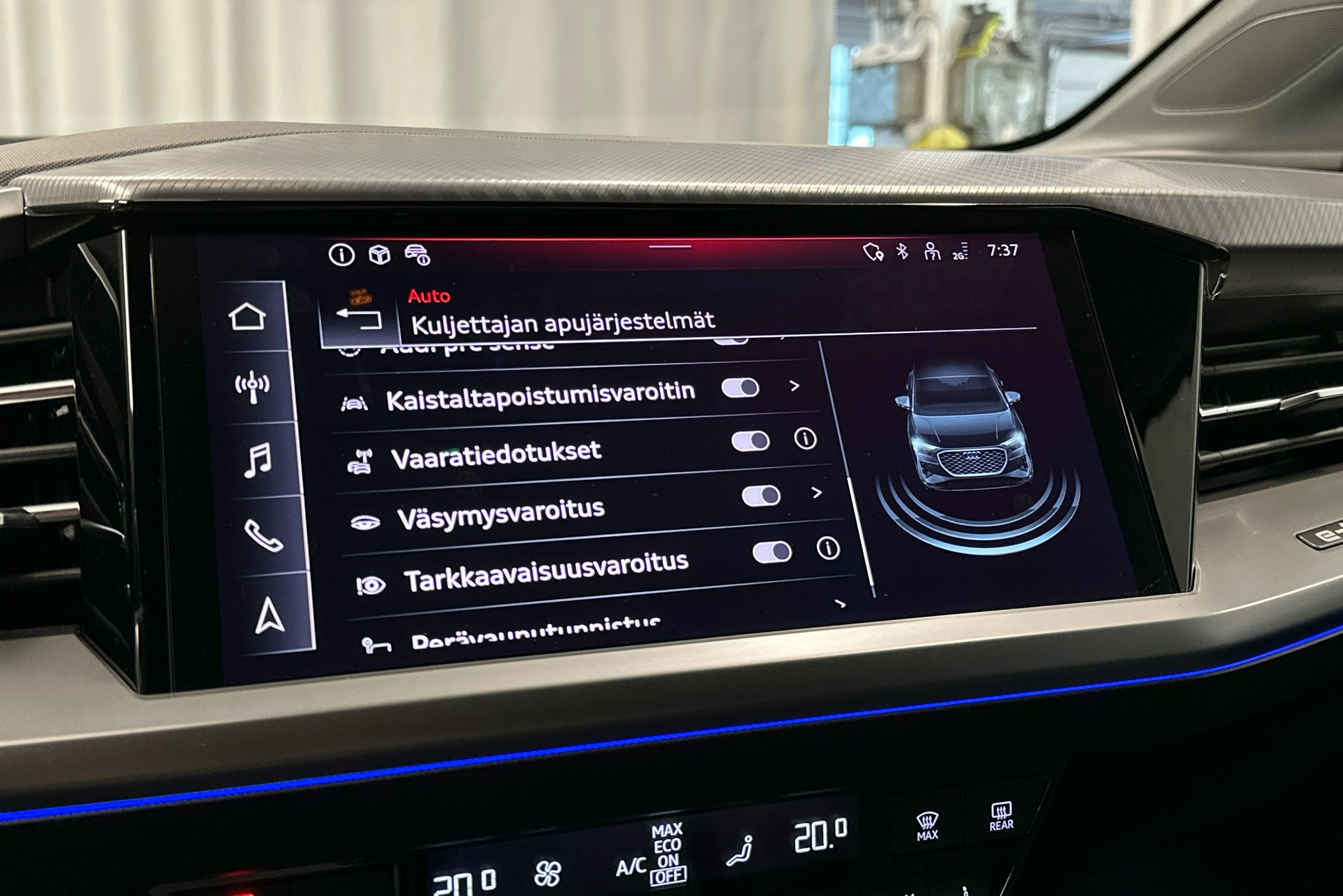 sininen Audi Q4 e-tron 2024 kuva 19.