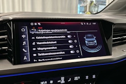sininen Audi Q4 e-tron 2024 kuva 19.