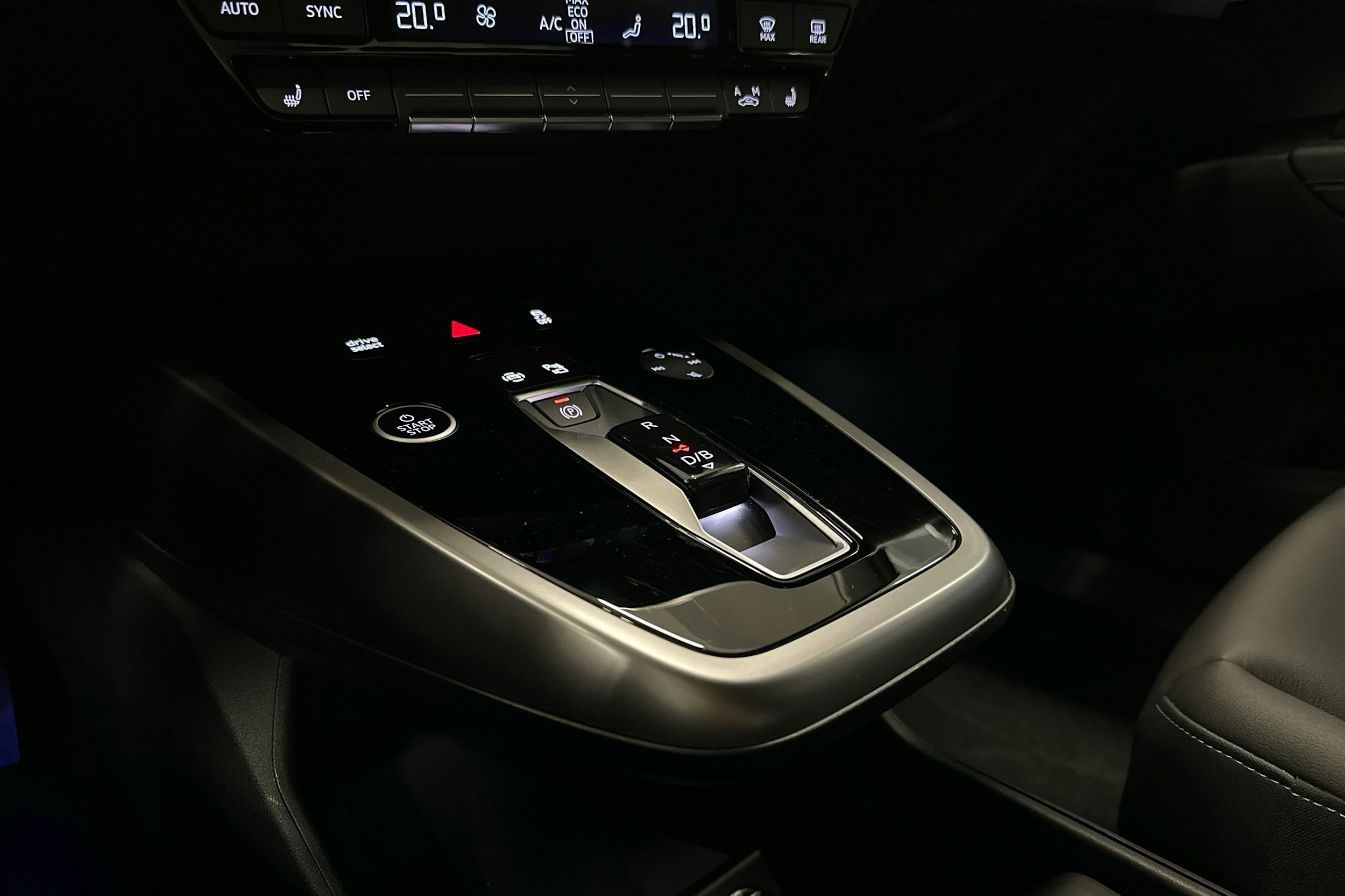 sininen Audi Q4 e-tron 2024 kuva 21.