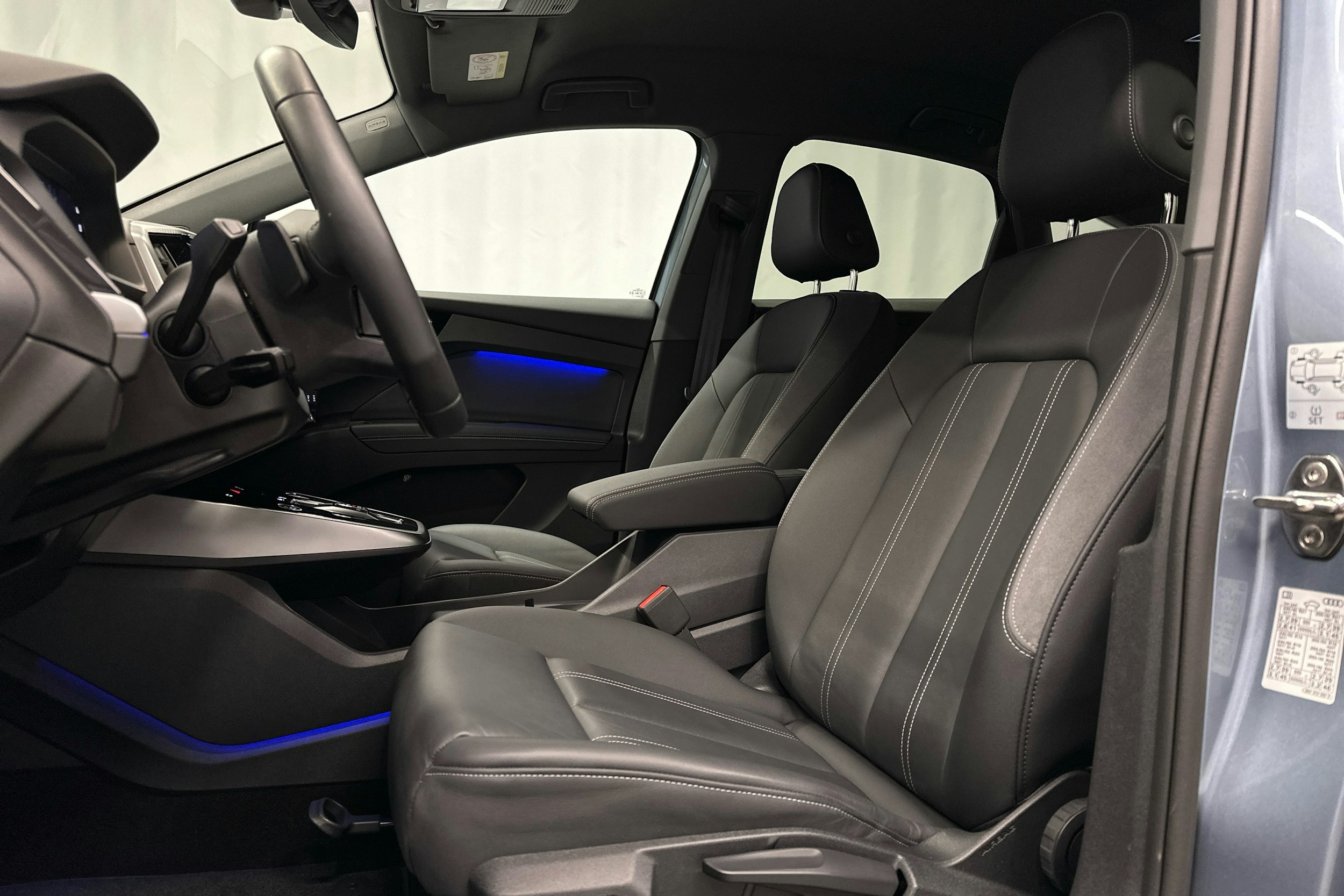 sininen Audi Q4 e-tron 2024 kuva 22.