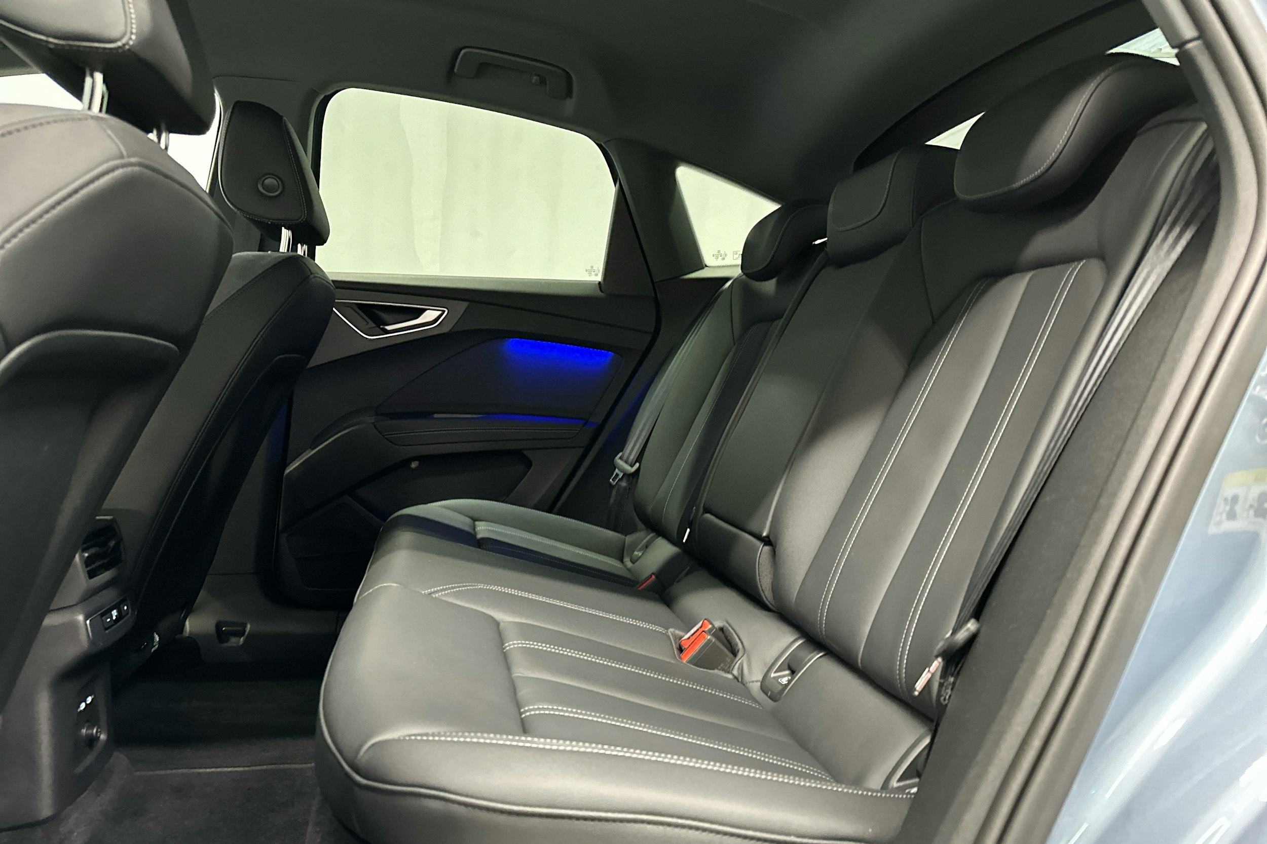 sininen Audi Q4 e-tron 2024 kuva 23.